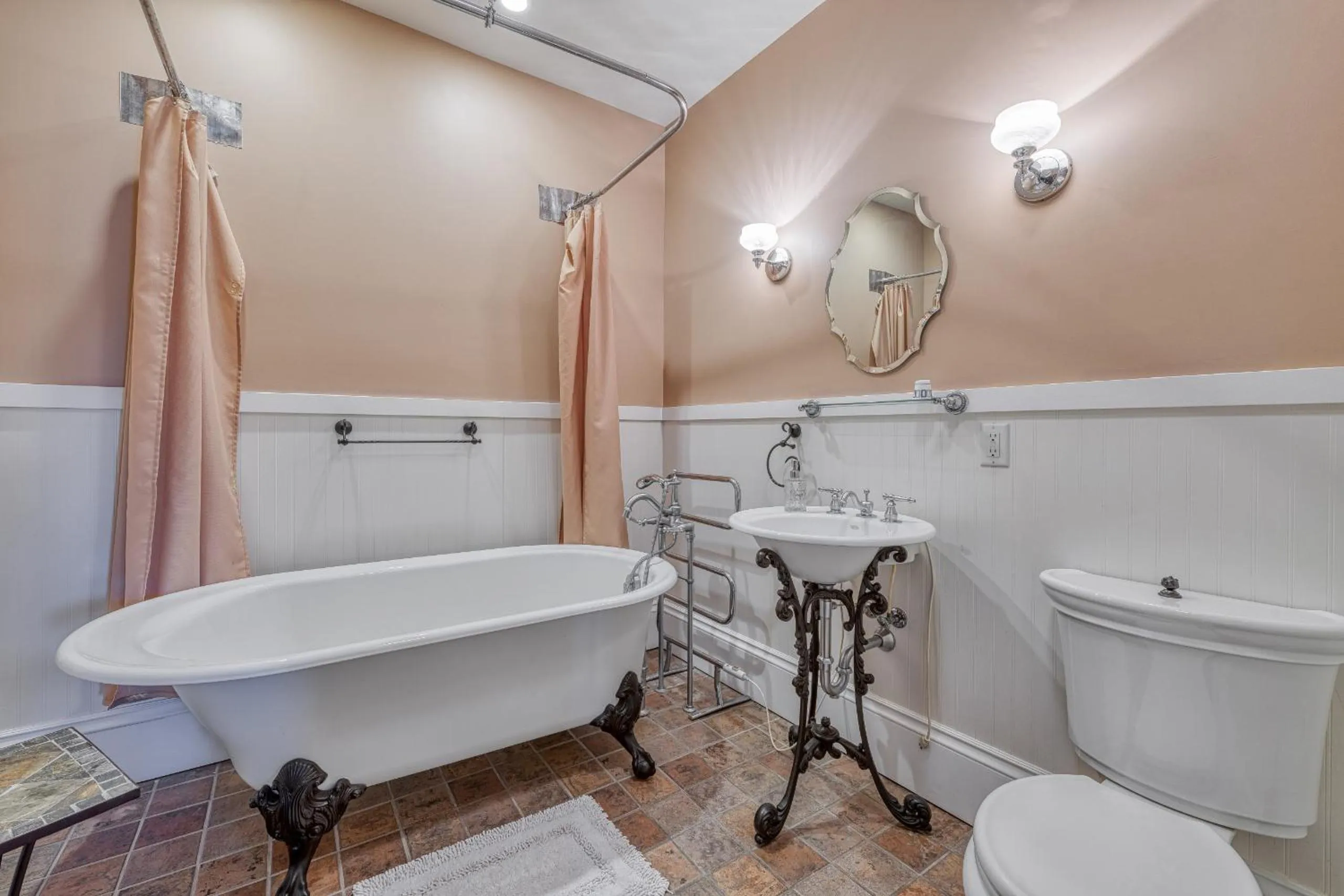 Bathroom in Monroe Manor Inn