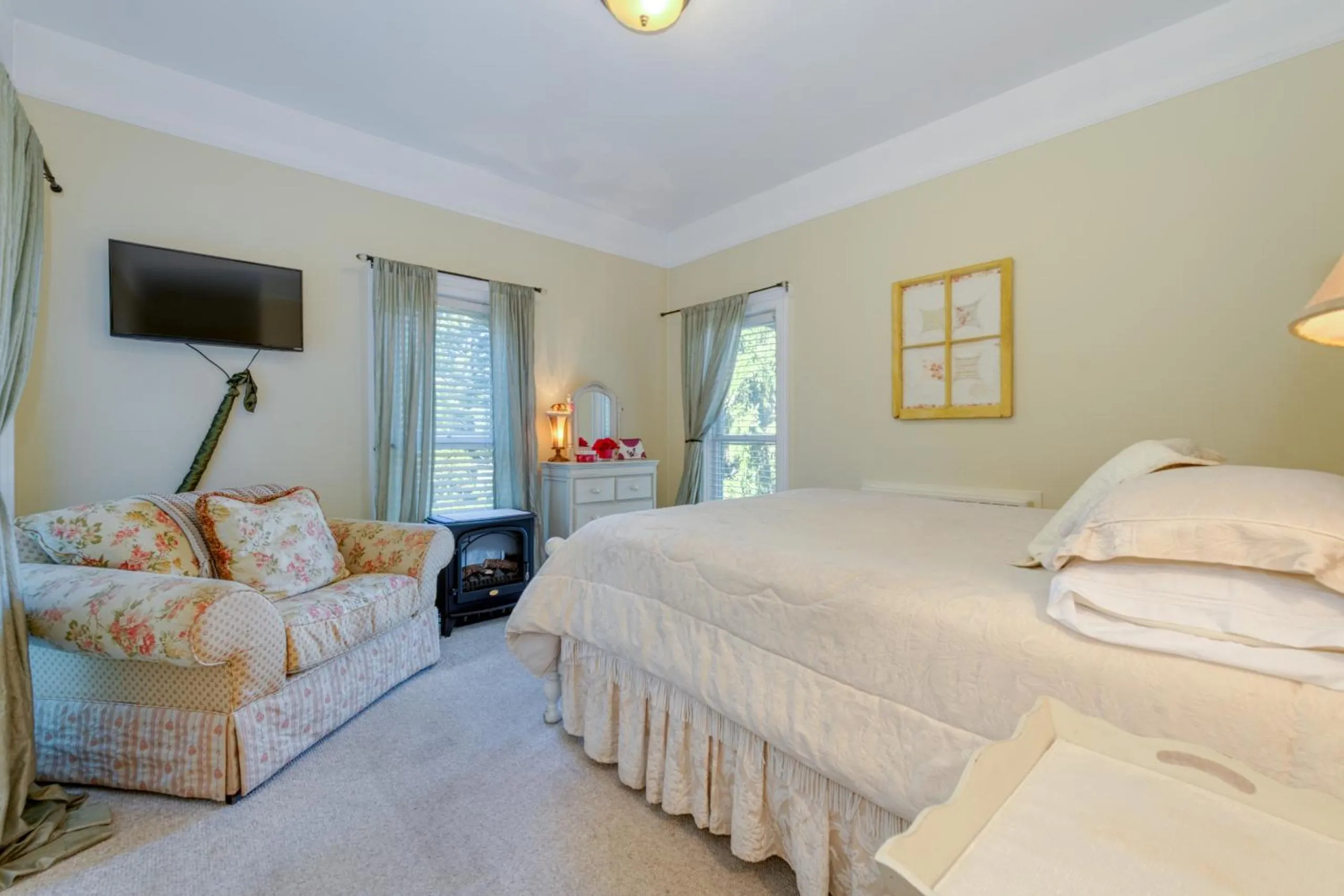 Bedroom, Bed in Monroe Manor Inn