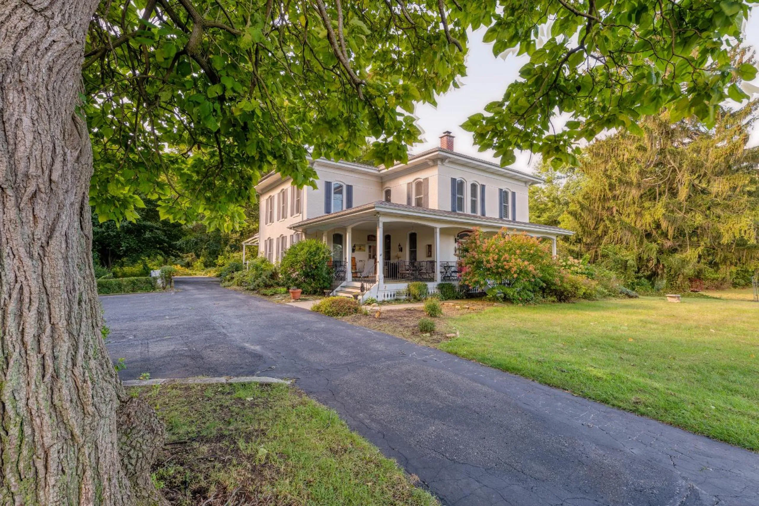 Property building in Monroe Manor Inn