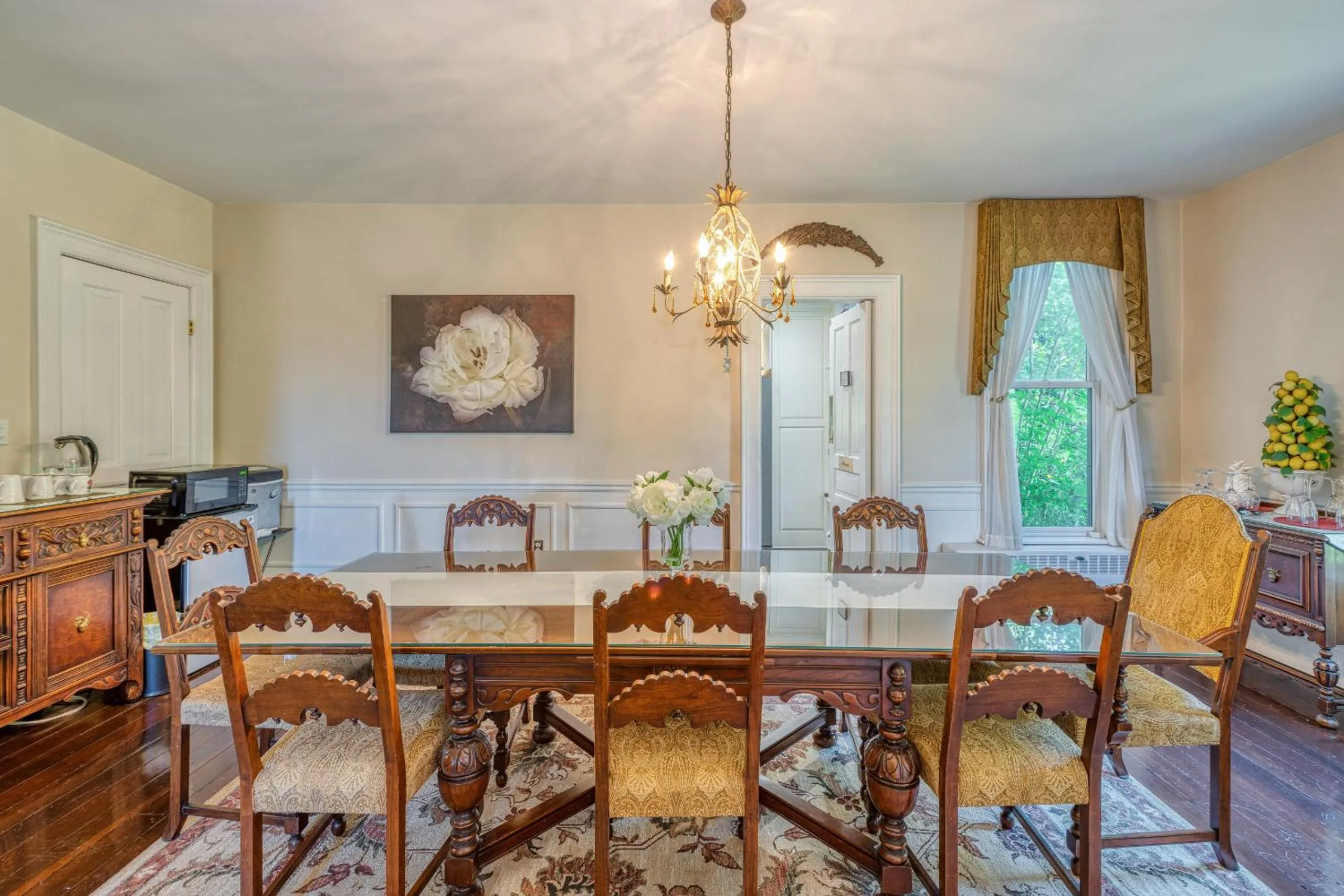 Dining area in Monroe Manor Inn