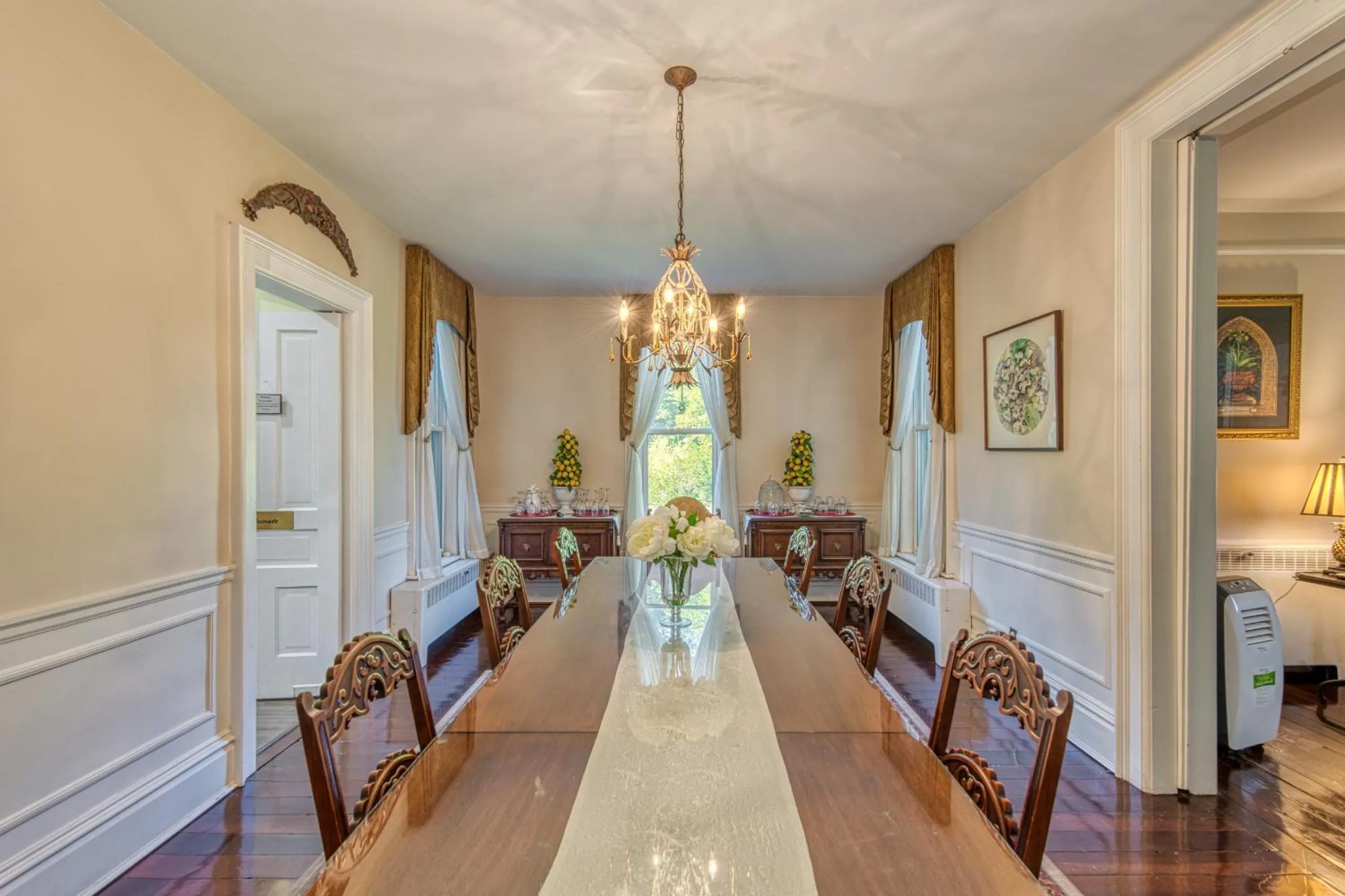 Dining area in Monroe Manor Inn