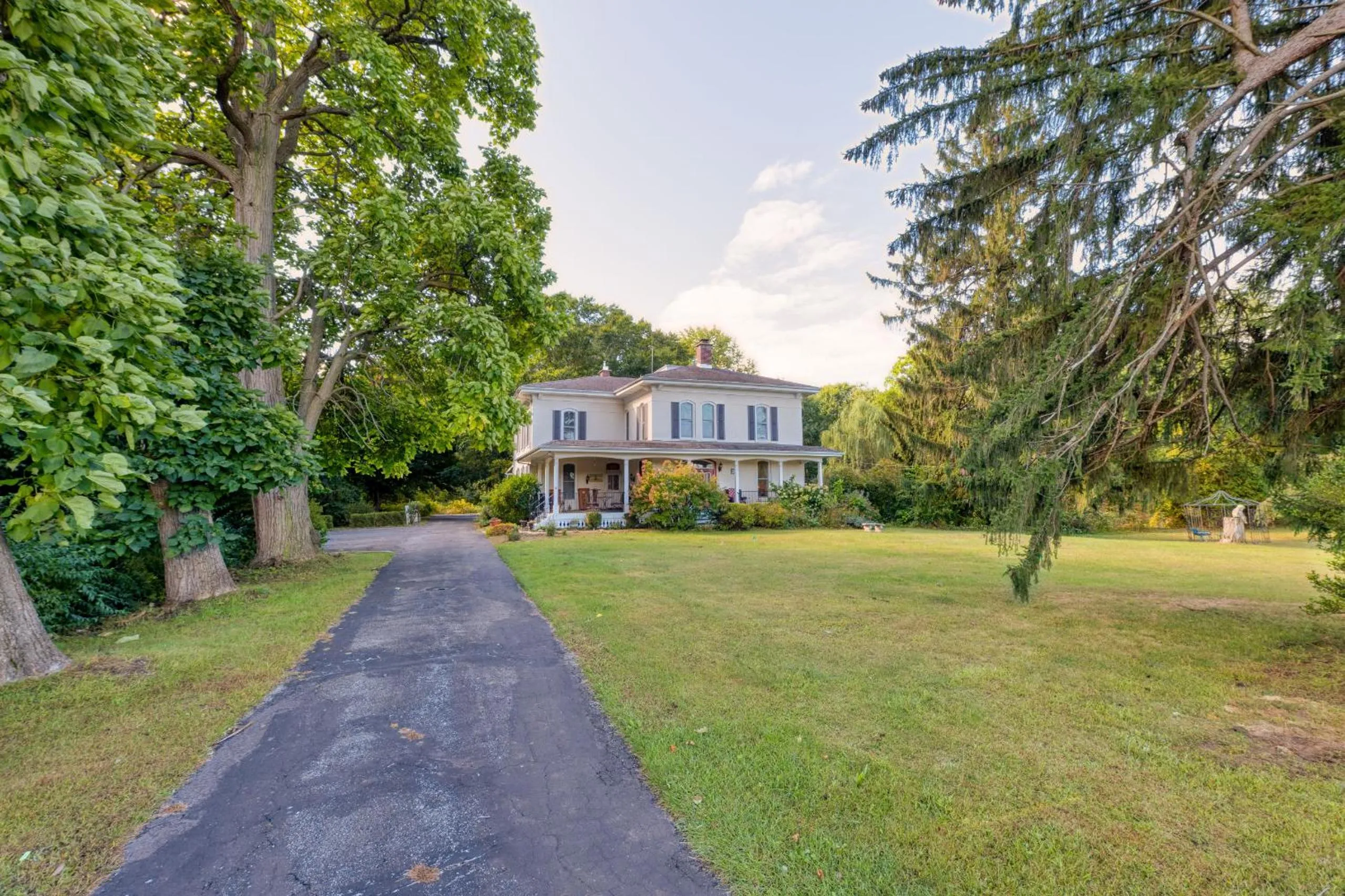 Property building in Monroe Manor Inn