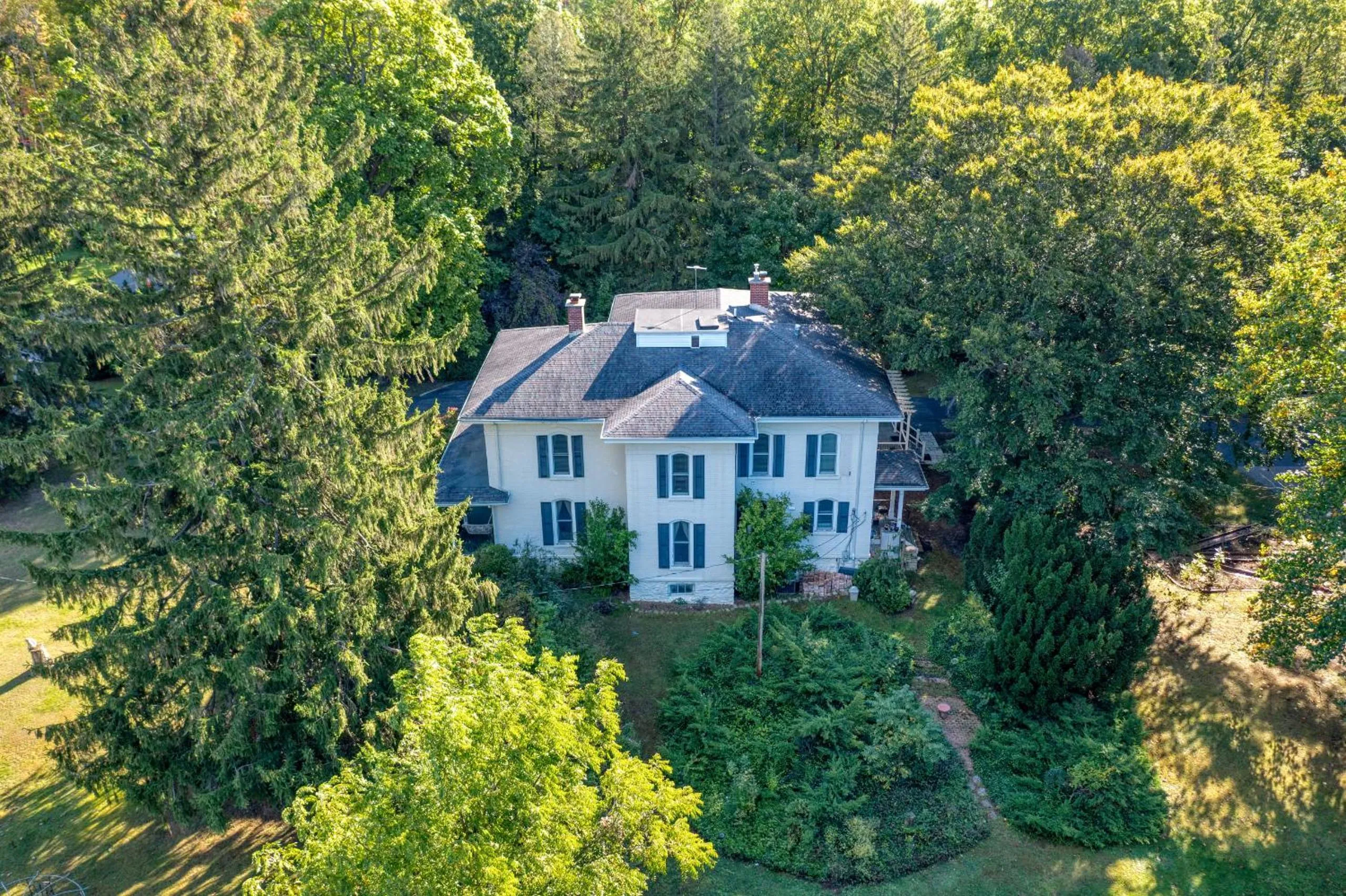 Property building in Monroe Manor Inn