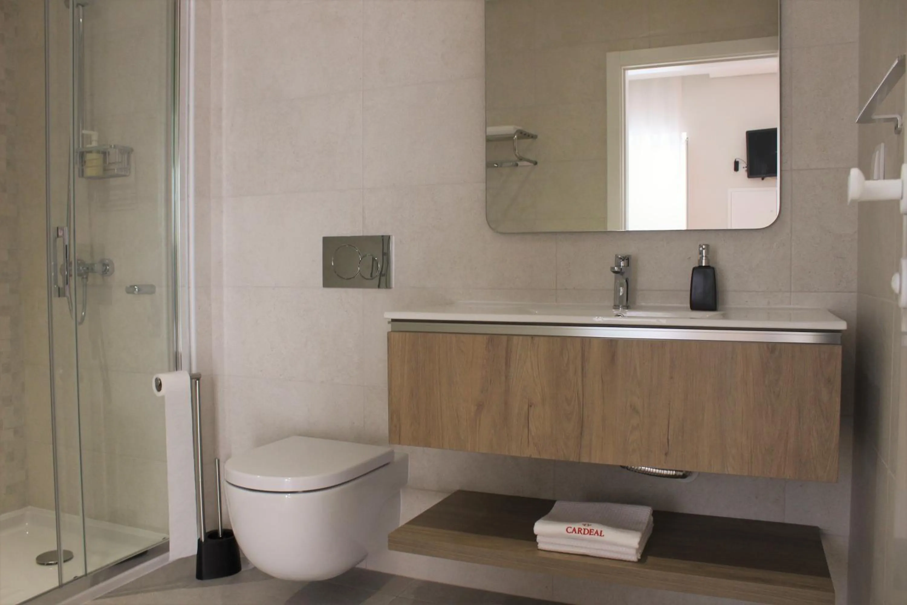 Toilet in Cardeal Suites & Apartments