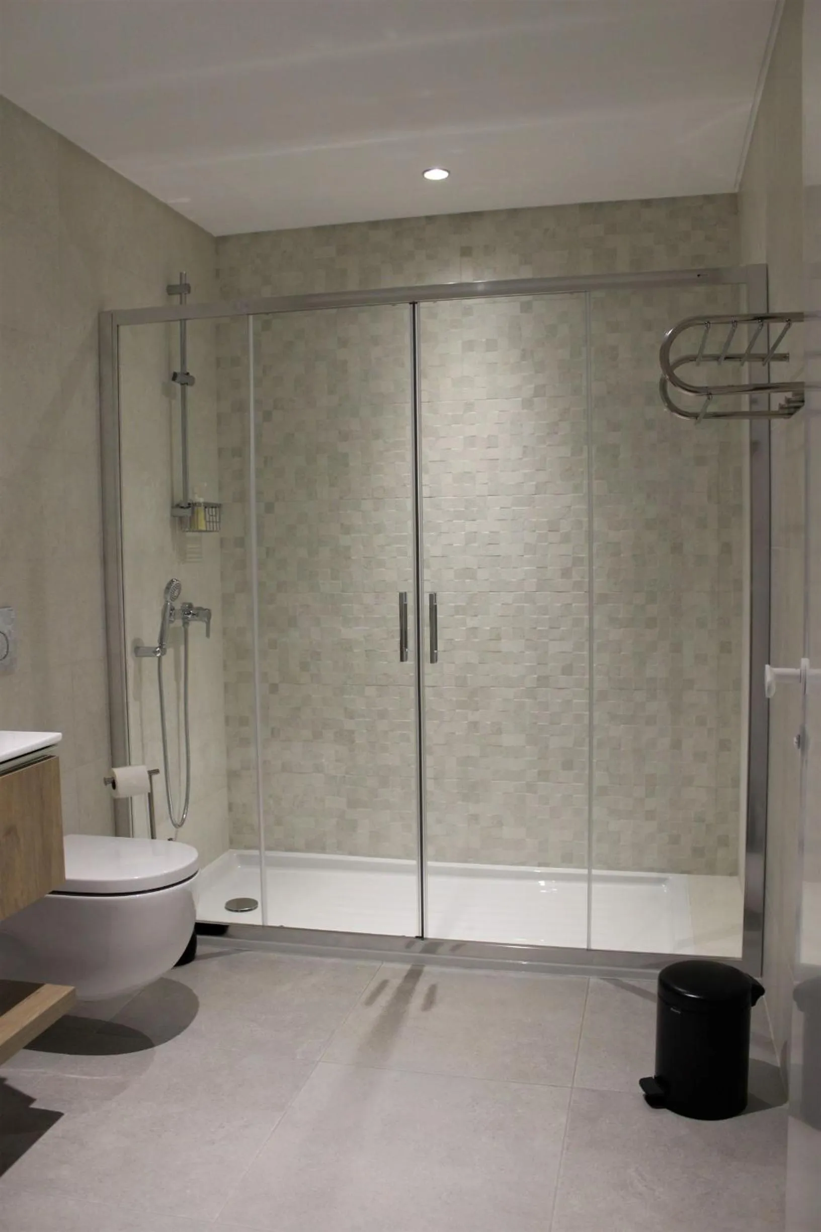 Shower in Cardeal Suites & Apartments