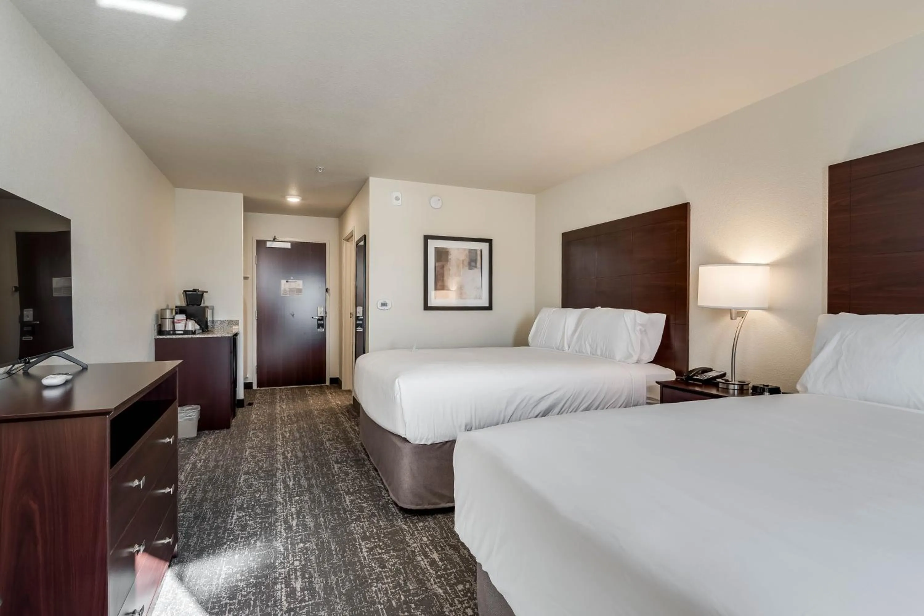 Bed in Cobblestone Hotel & Suites - Morgan