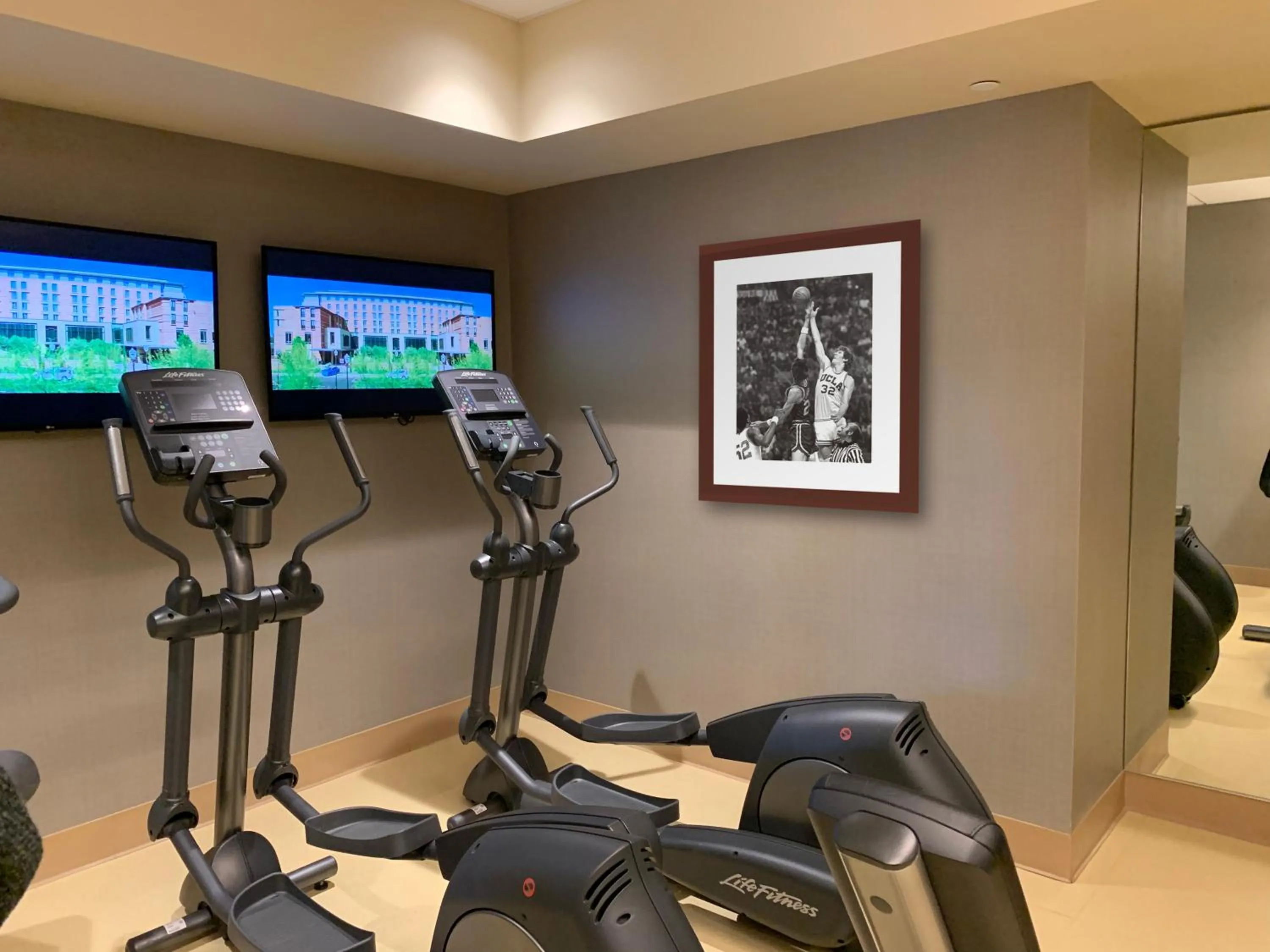 Fitness centre/facilities in Luskin Hotel