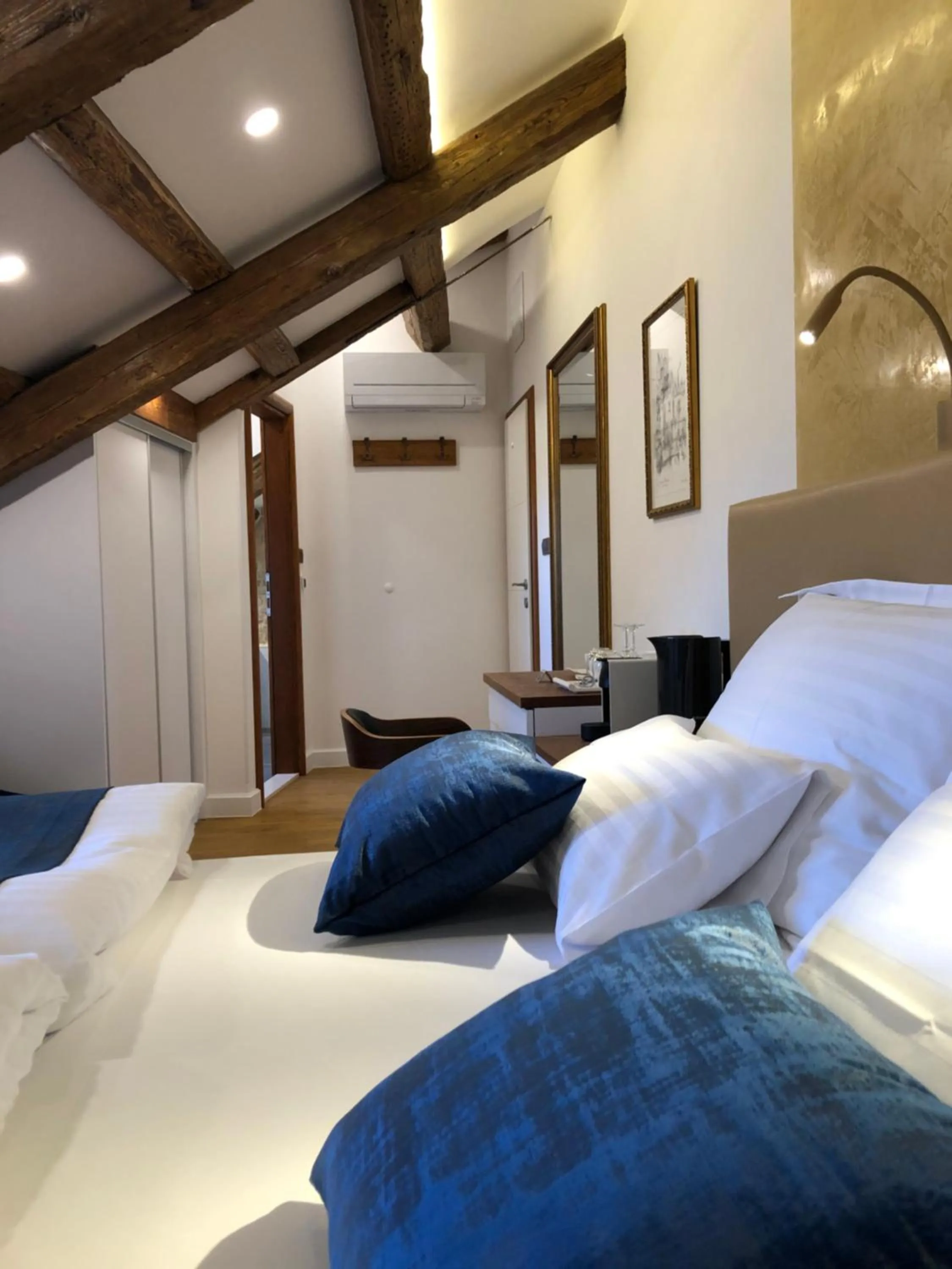 Coffee/tea facilities, Bed in Oblivion Luxury Rooms