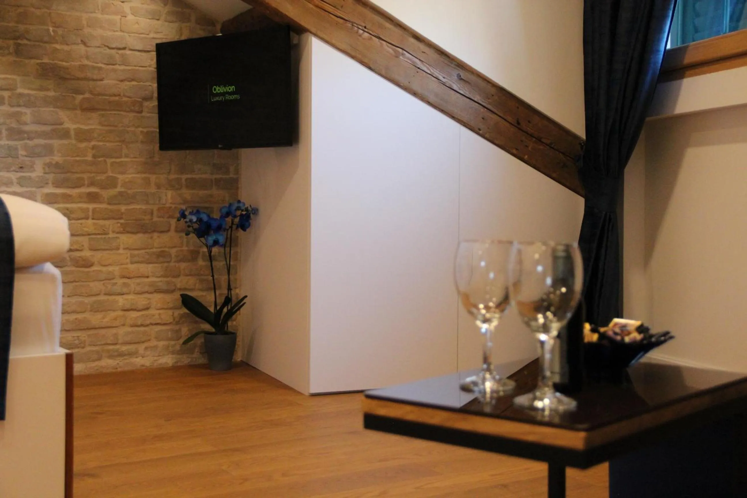 Communal lounge/ TV room in Oblivion Luxury Rooms