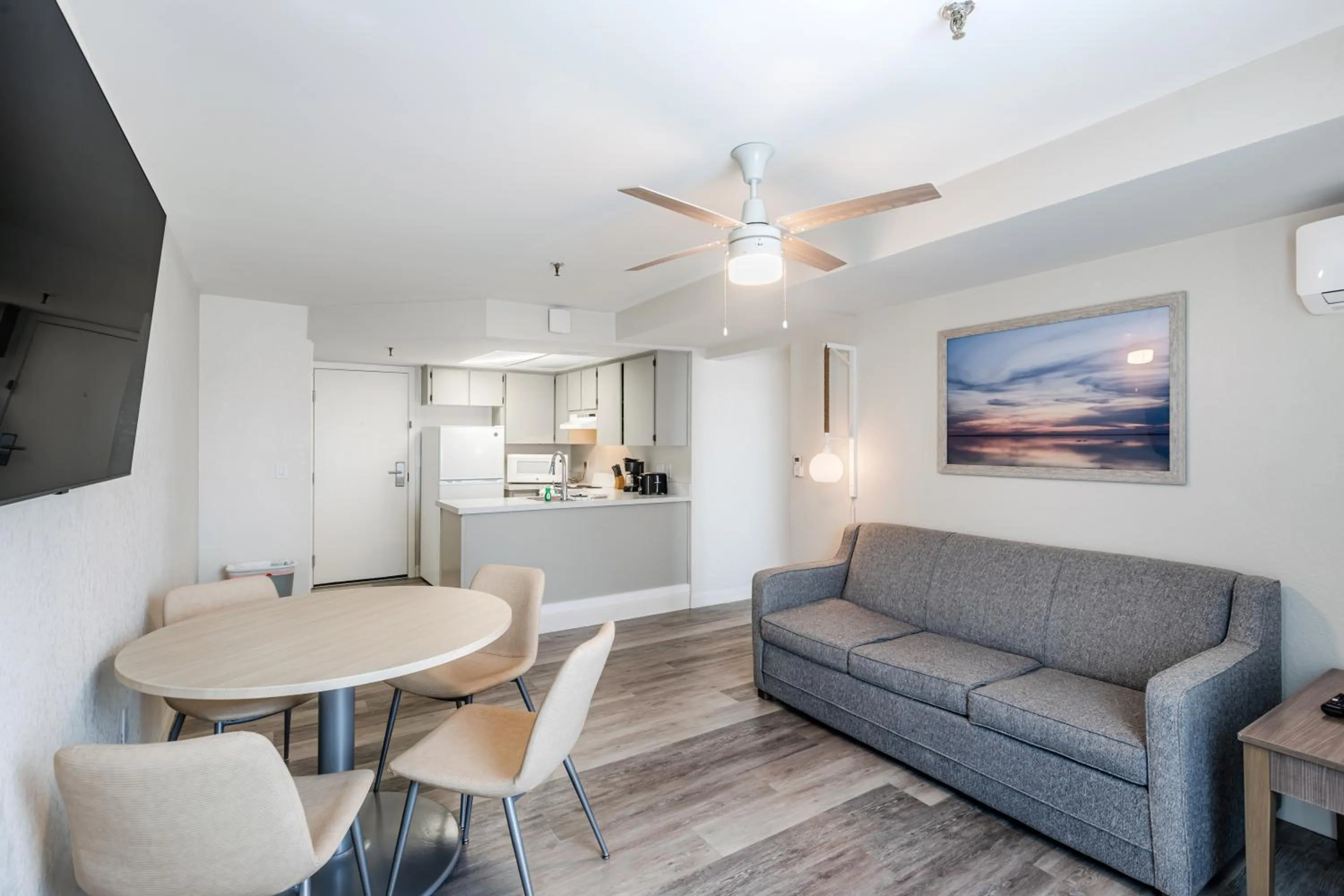 Kitchen or kitchenette in Grand Shores West