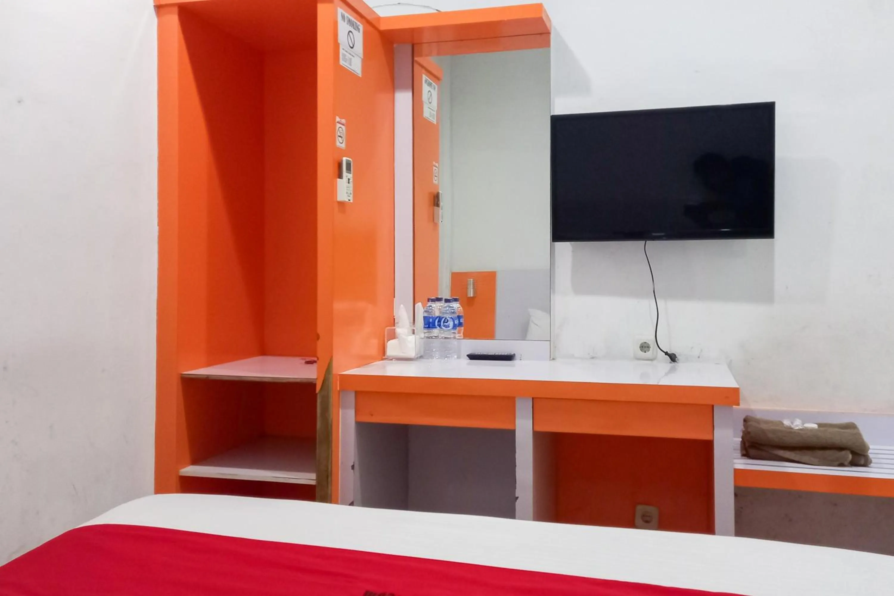 Bedroom, Bed in RedDoorz Premium at Hotel T-ONE Jambi