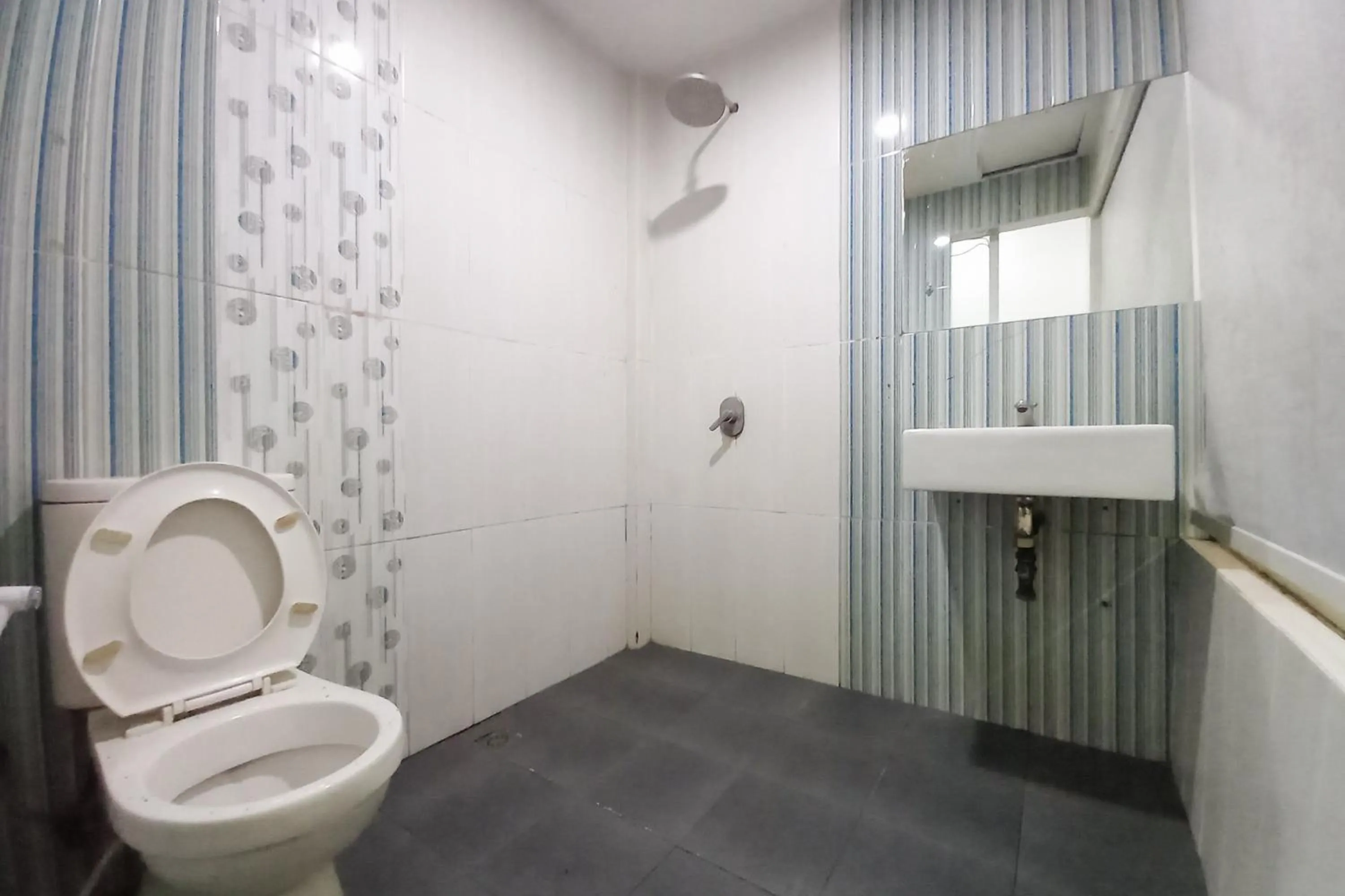 Bathroom in RedDoorz Premium at Hotel T-ONE Jambi