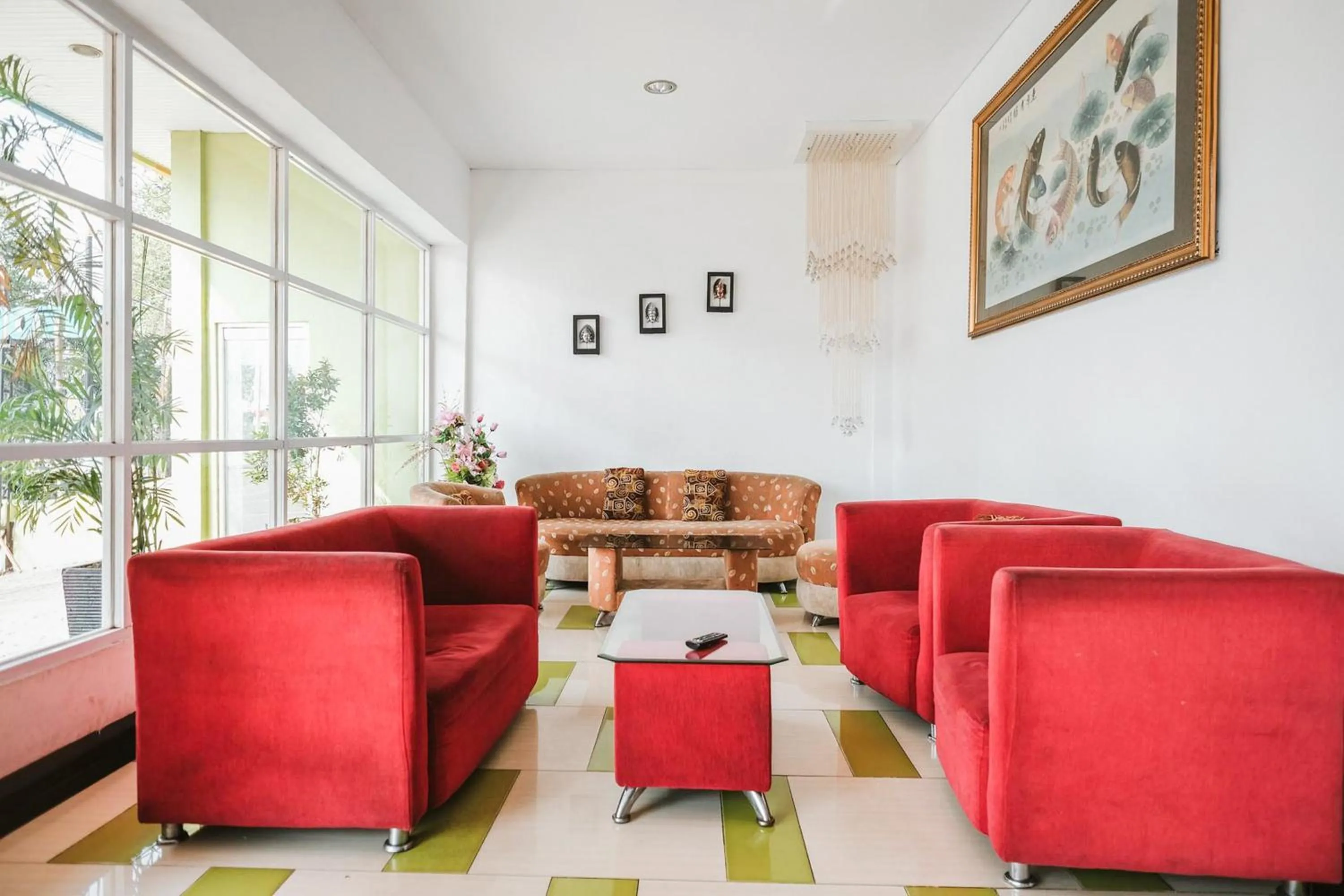 Seating area in RedDoorz Premium at Hotel T-ONE Jambi