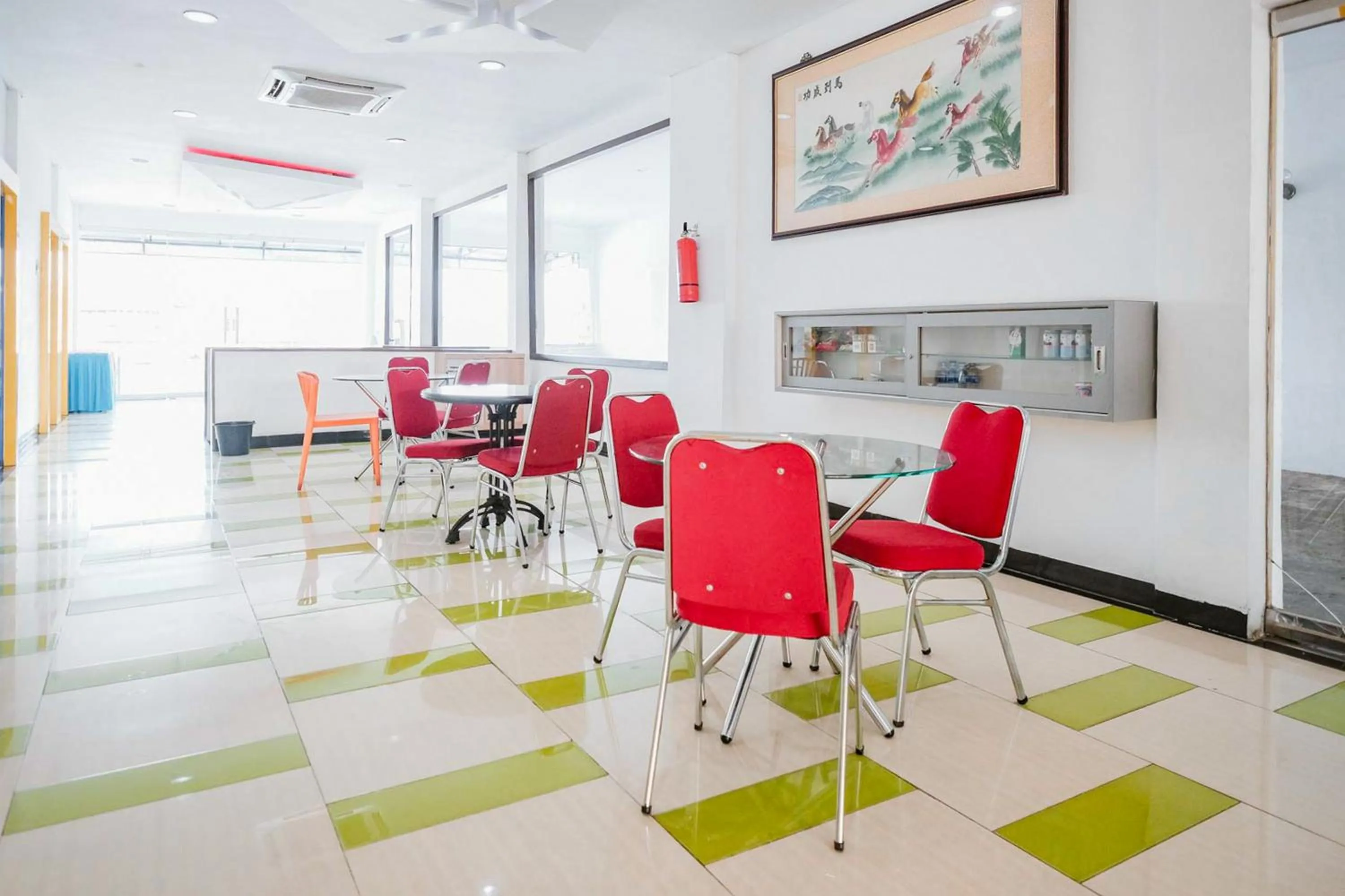 Seating area in RedDoorz Premium at Hotel T-ONE Jambi