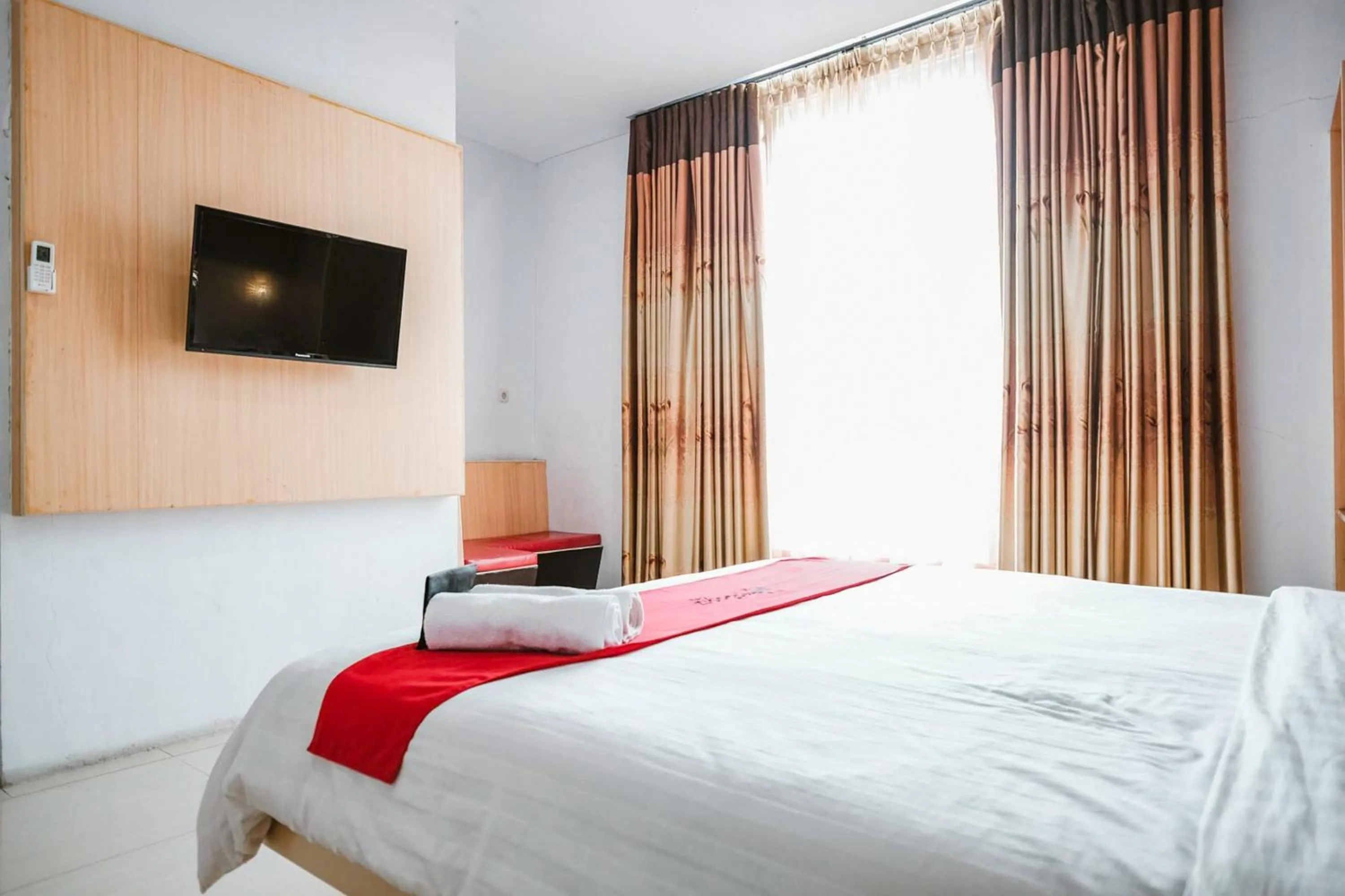 Bedroom, Bed in RedDoorz Premium at Hotel T-ONE Jambi