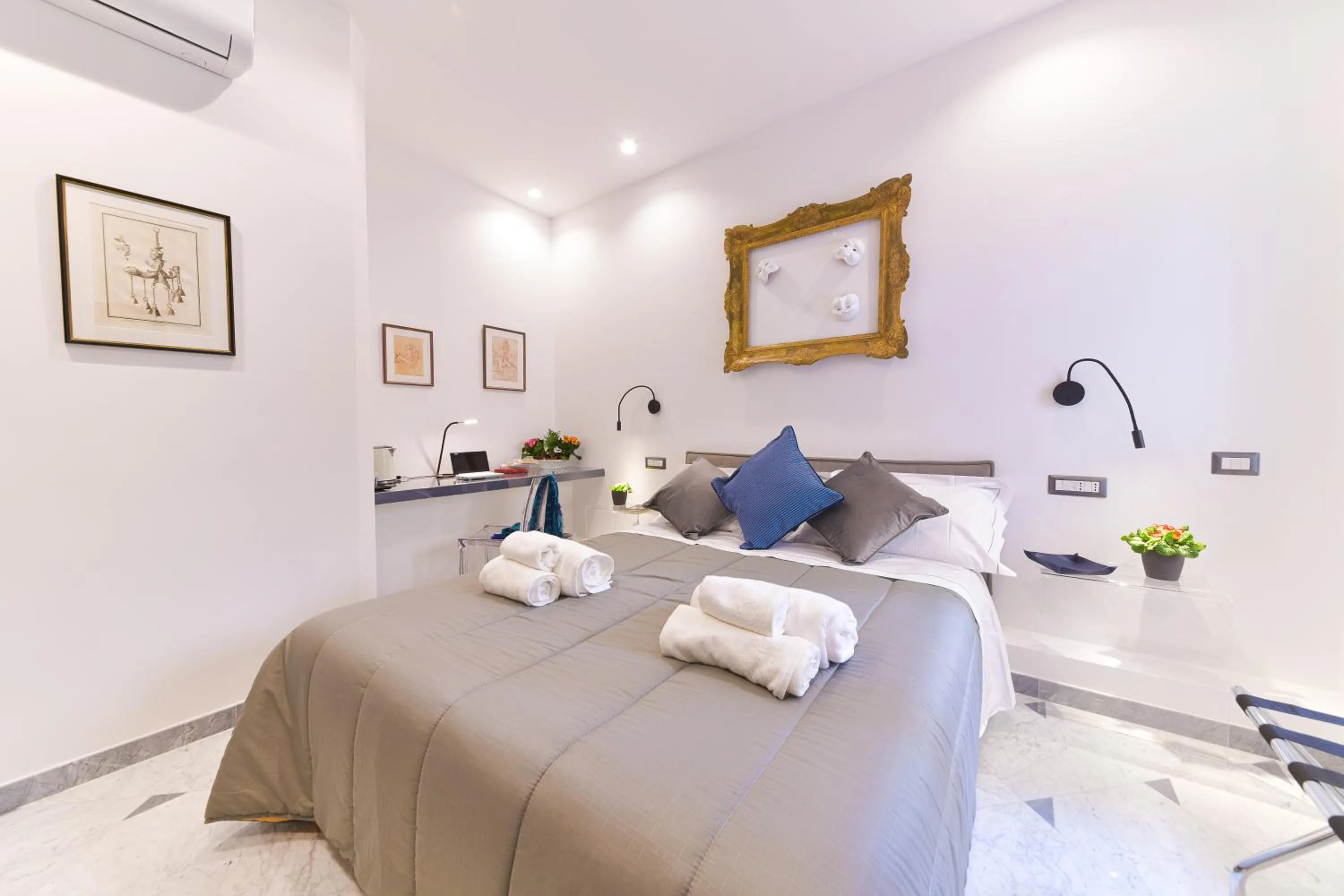 Photo of the whole room, Bed in Domus 42