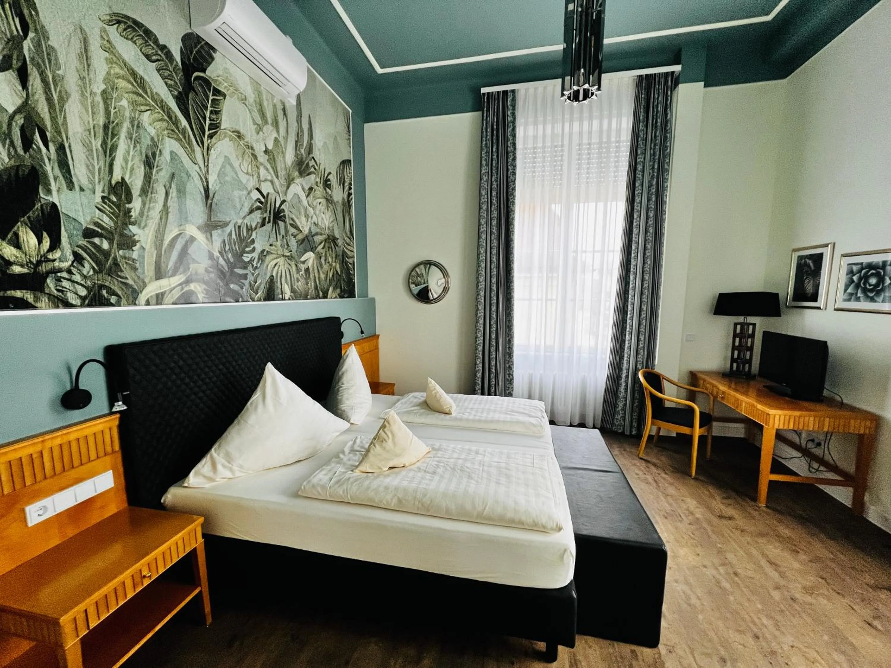 Bed in Villa Thea Hotel am Rosengarten