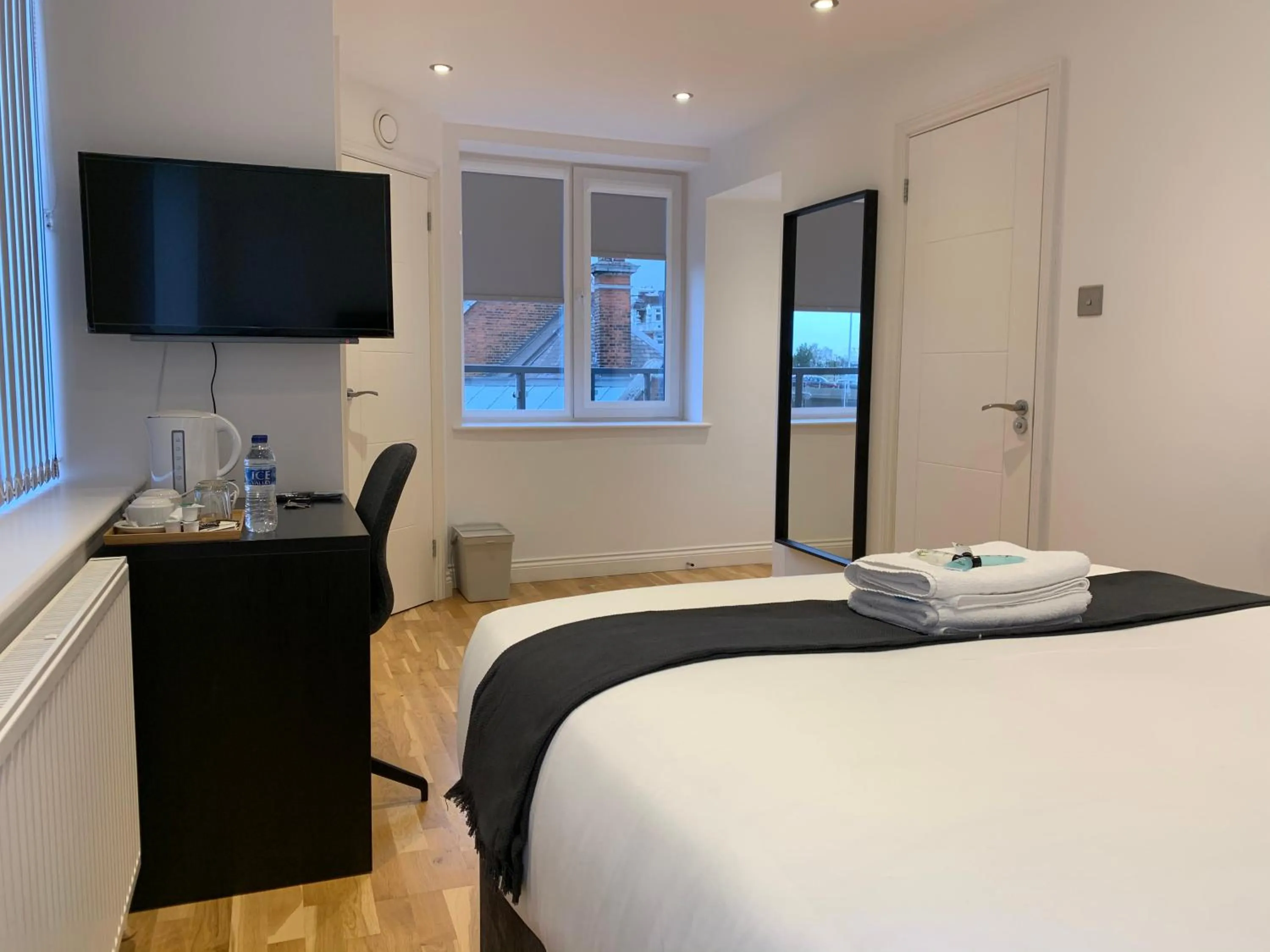 Bedroom, Bed in SE10 House