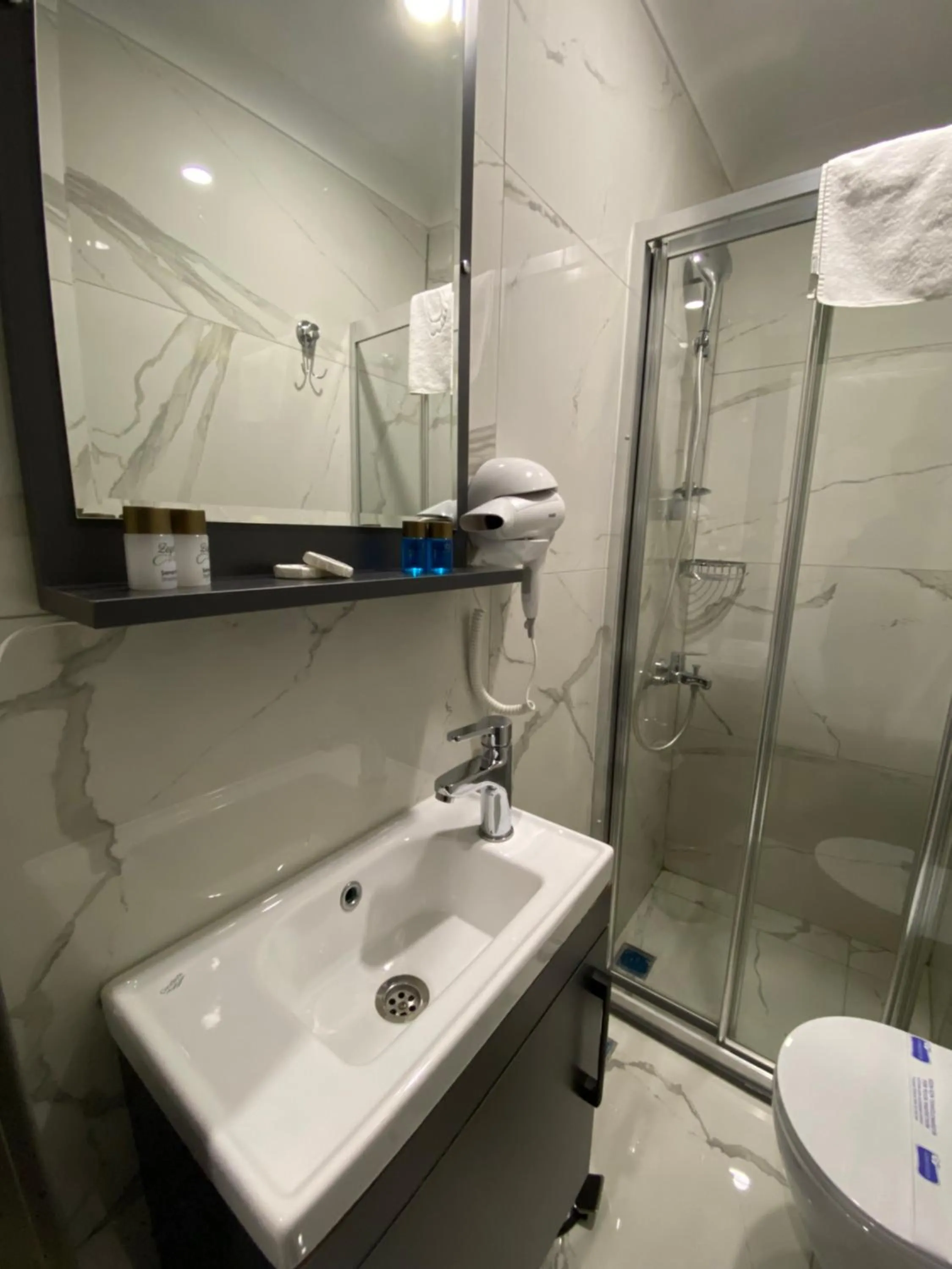 Shower in Zeyn Otel Istanbul