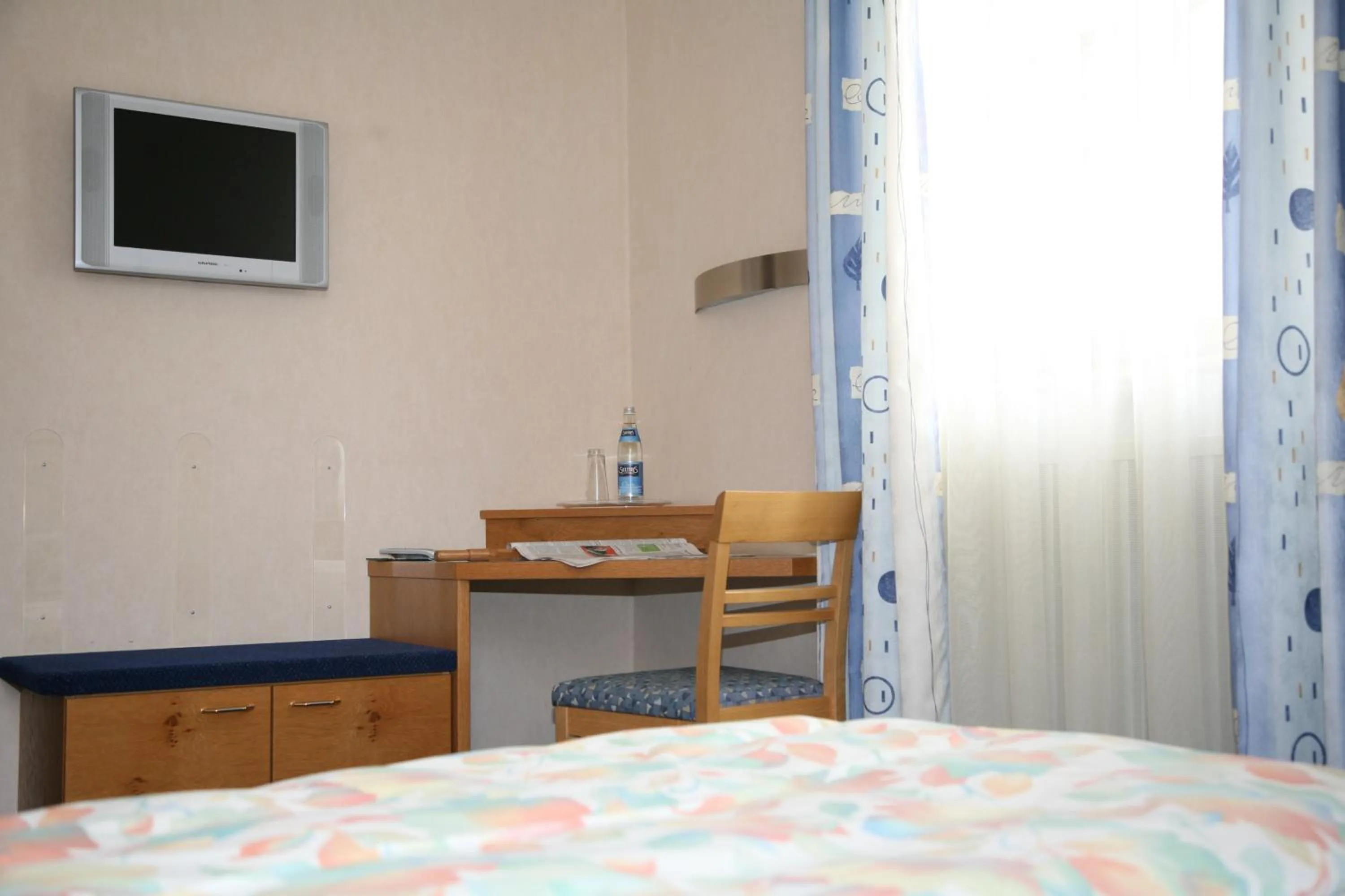 Photo of the whole room, Bed in Glocke Weingut und Hotel