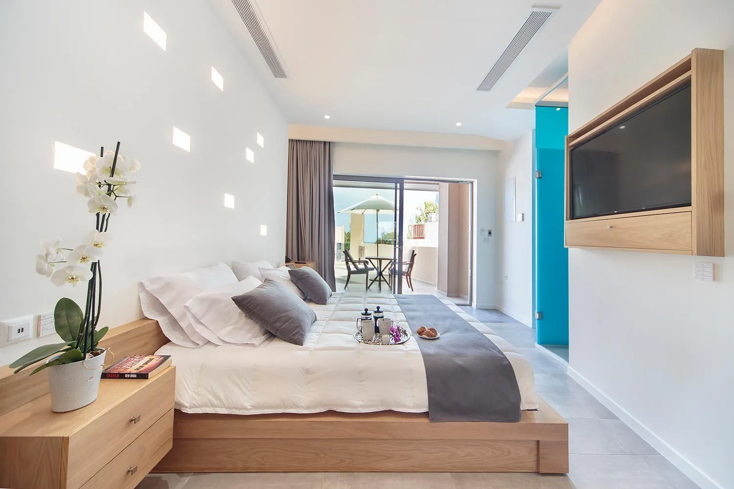 Photo of the whole room, Bed in Lilium Luxury Suites