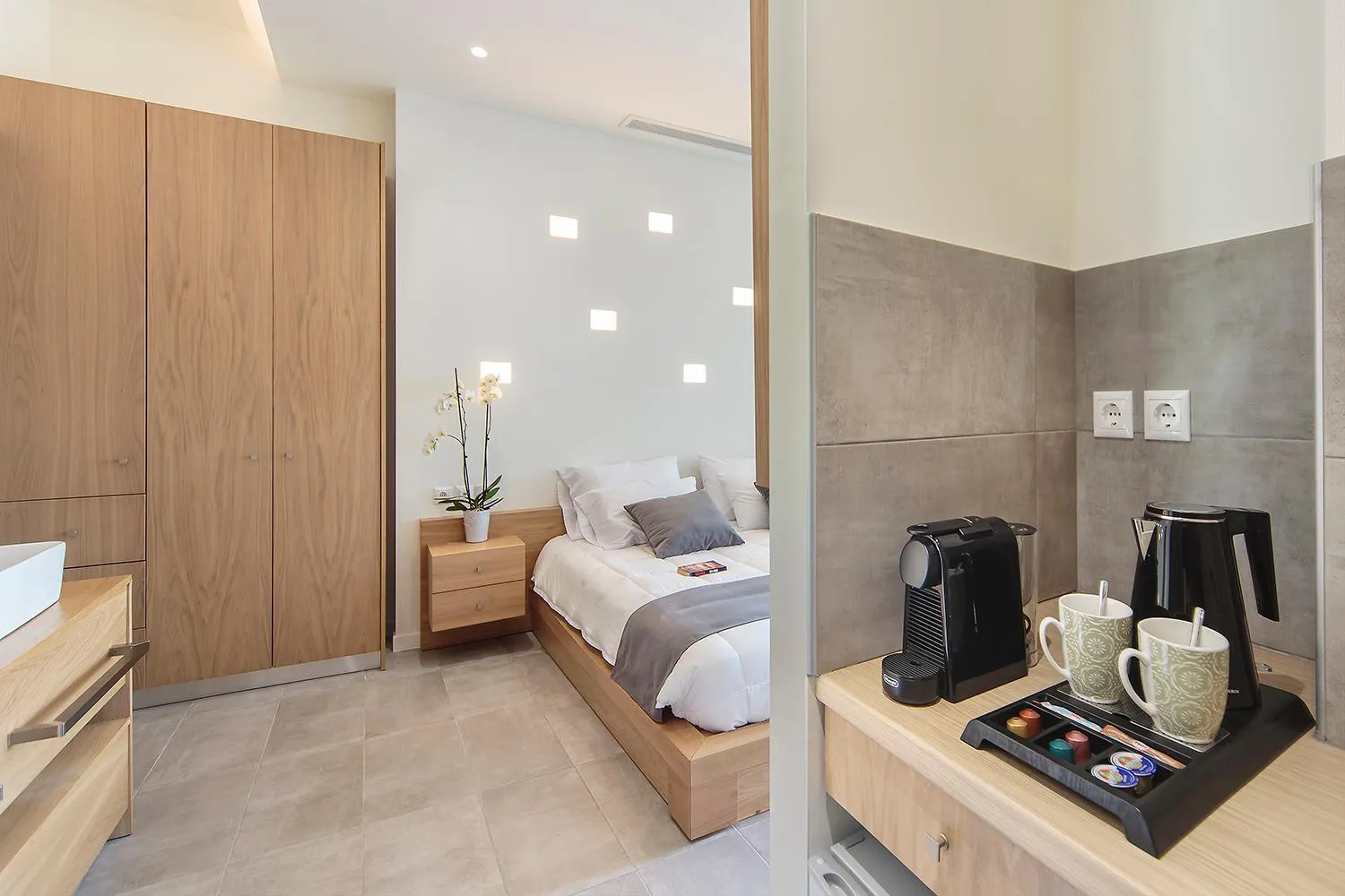 Coffee/tea facilities, Bed in Lilium Luxury Suites