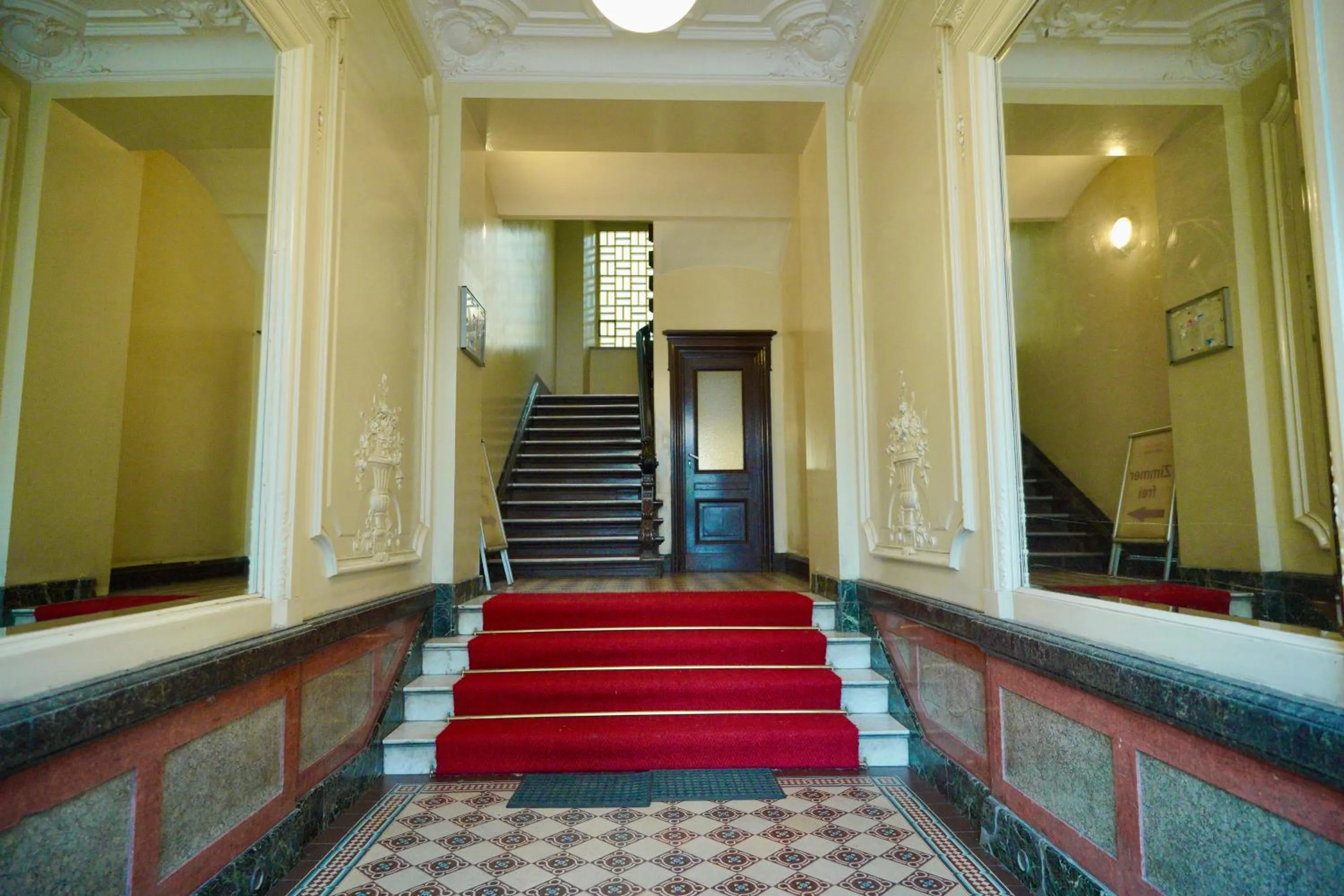 Facade/entrance in Hotel Pension Bernstein am Kurfürstendamm