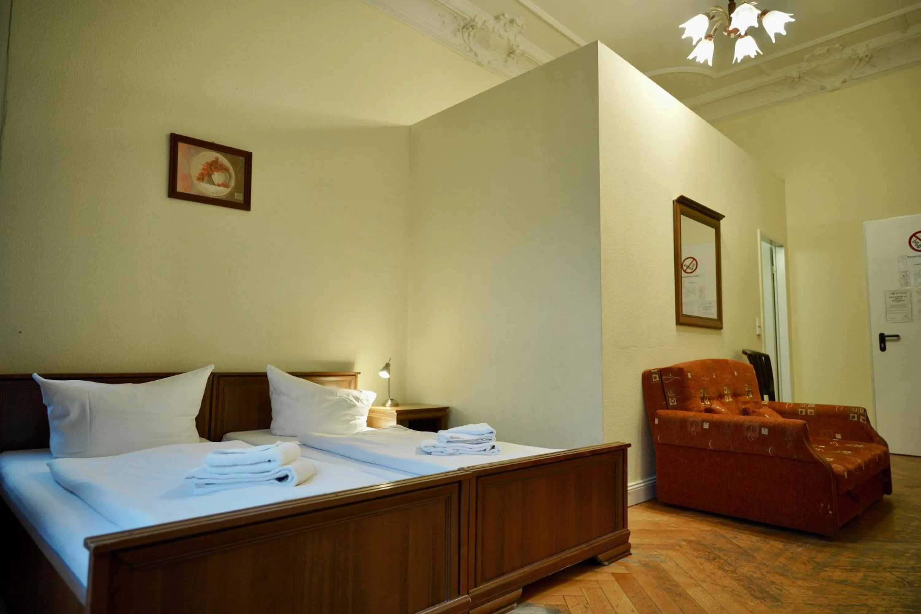 Photo of the whole room in Hotel Pension Bernstein am Kurfürstendamm