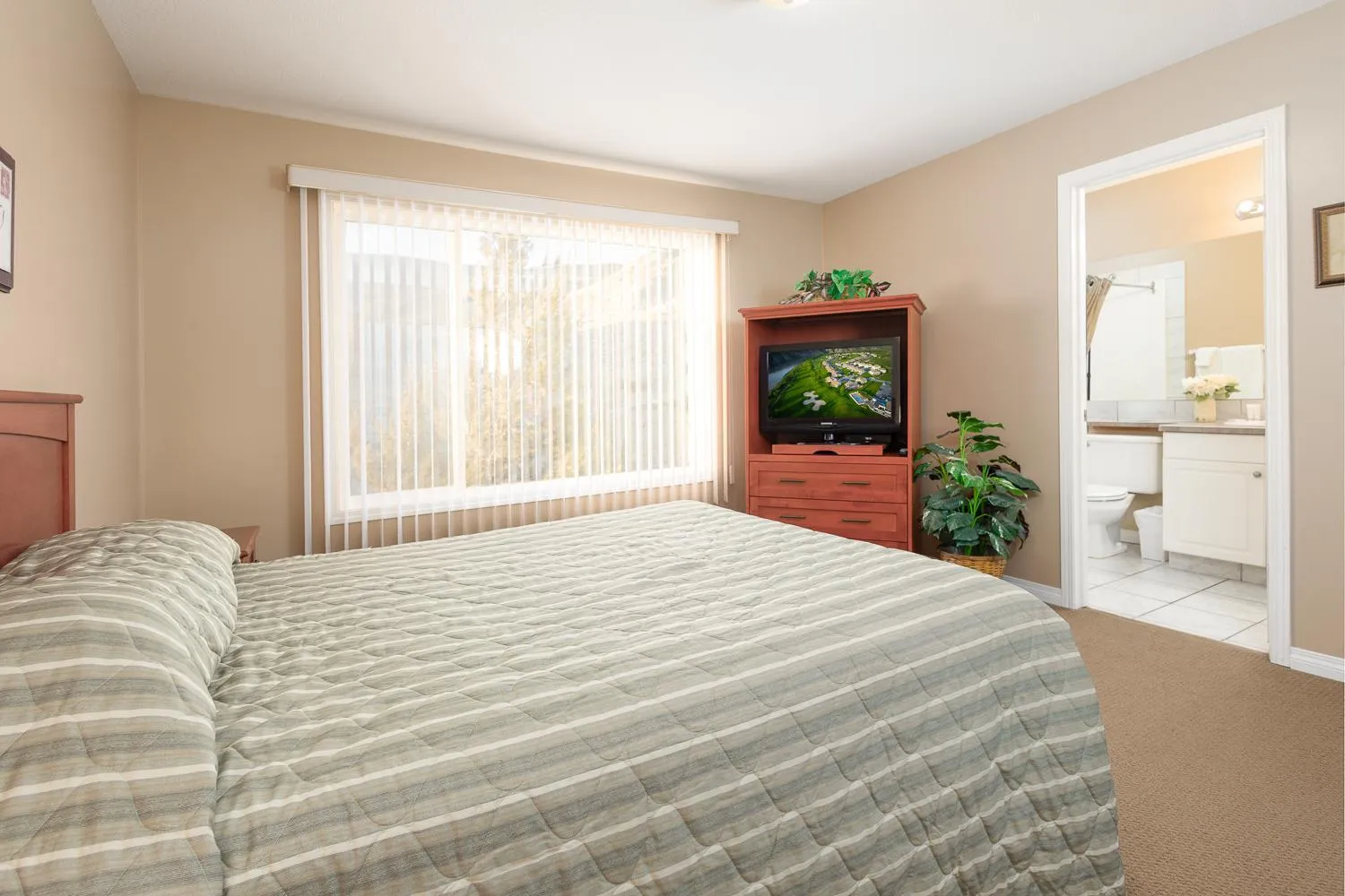 Property building, Bed in Paradise Canyon Golf Resort - Luxury Condo U399