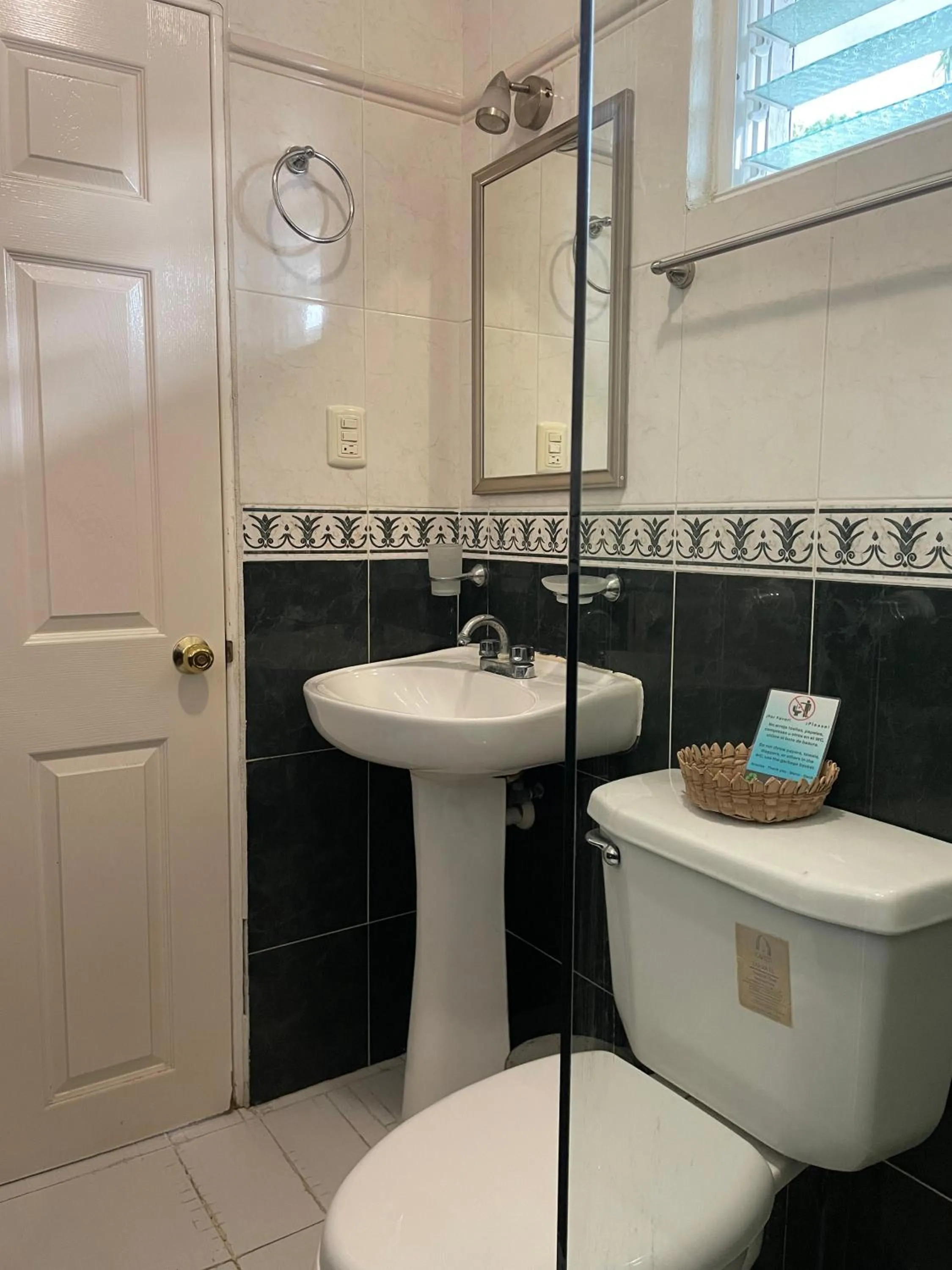 Bathroom in Hotel Dos Mundos, Isla Cozumel