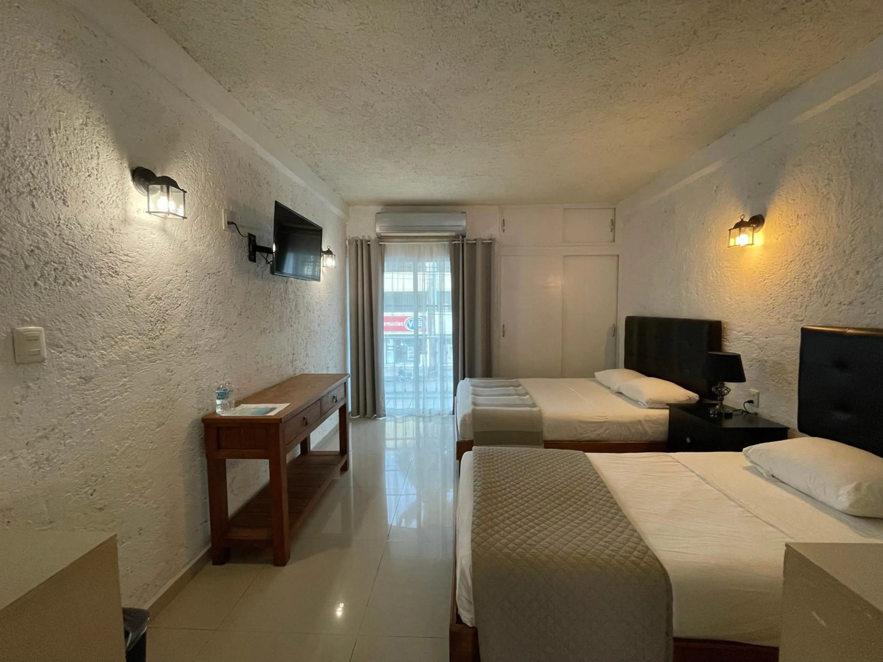 Bed in Hotel Dos Mundos, Isla Cozumel