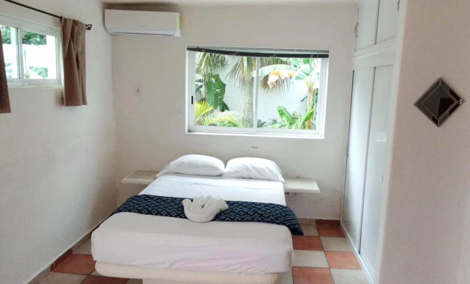 Bed in Hotel Dos Mundos, Isla Cozumel