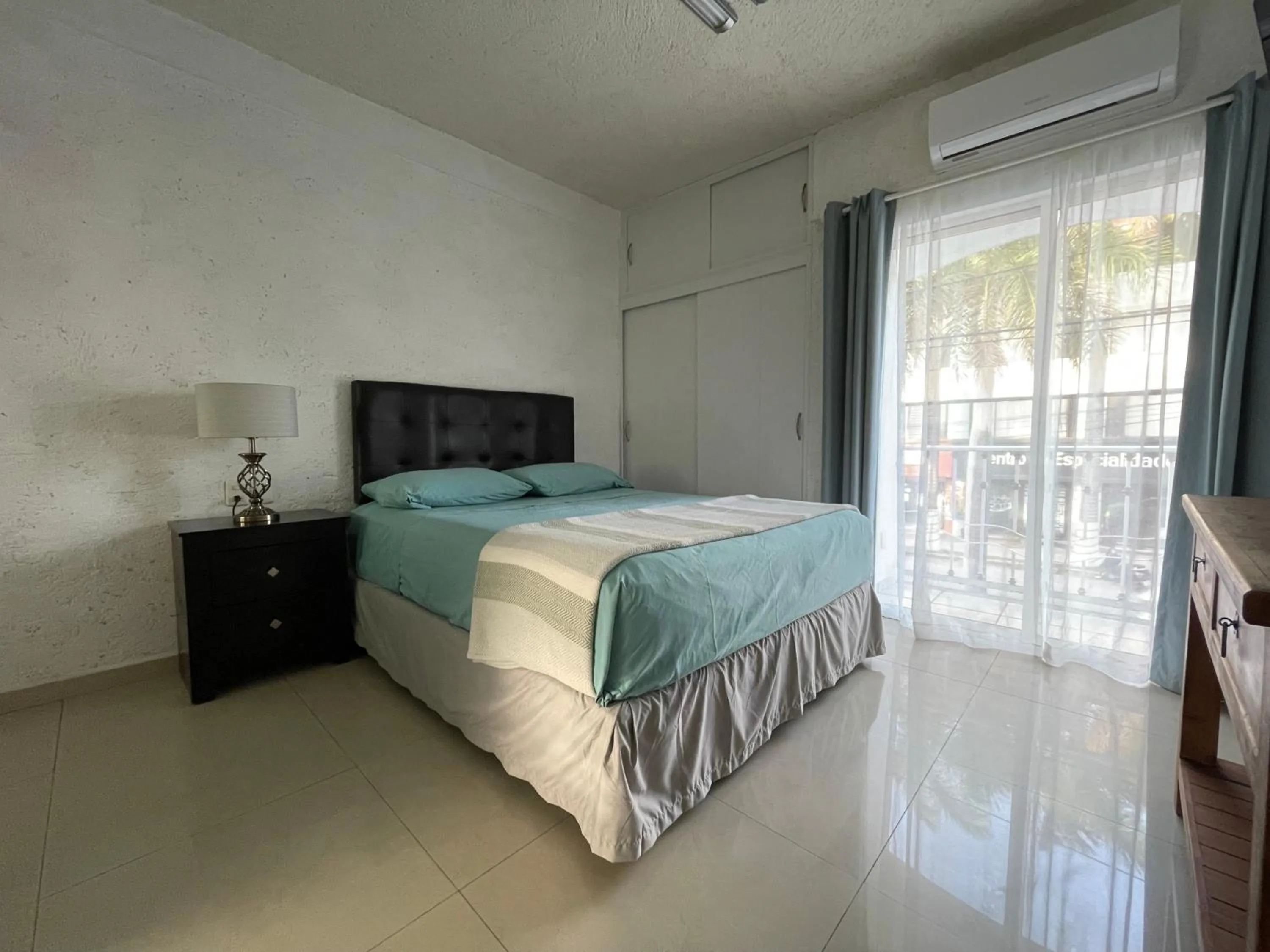 Bed in Hotel Dos Mundos, Isla Cozumel