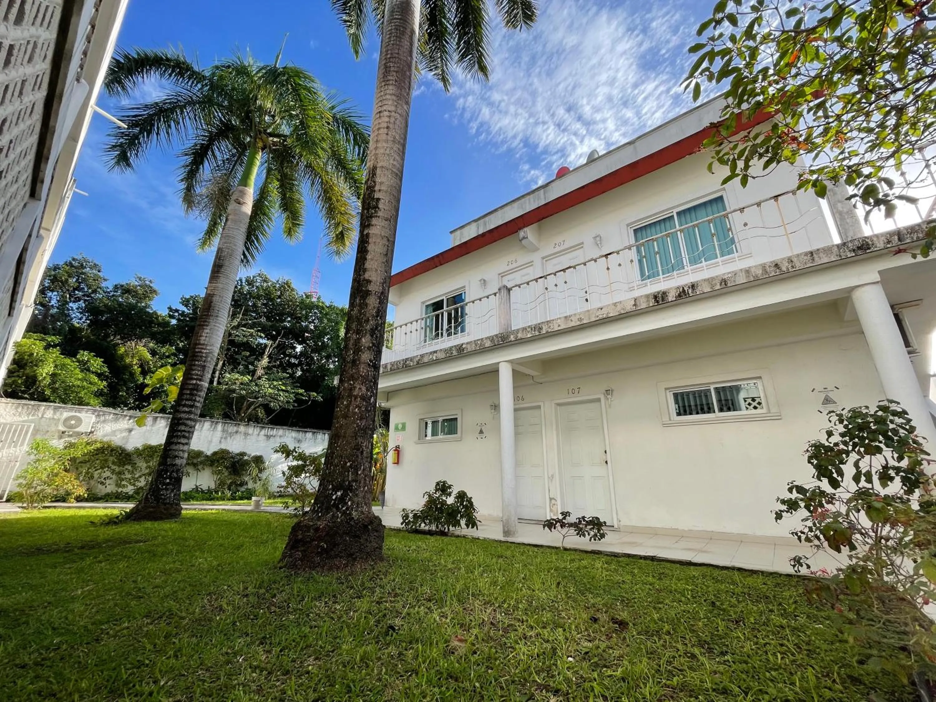 Property building in Hotel Dos Mundos, Isla Cozumel