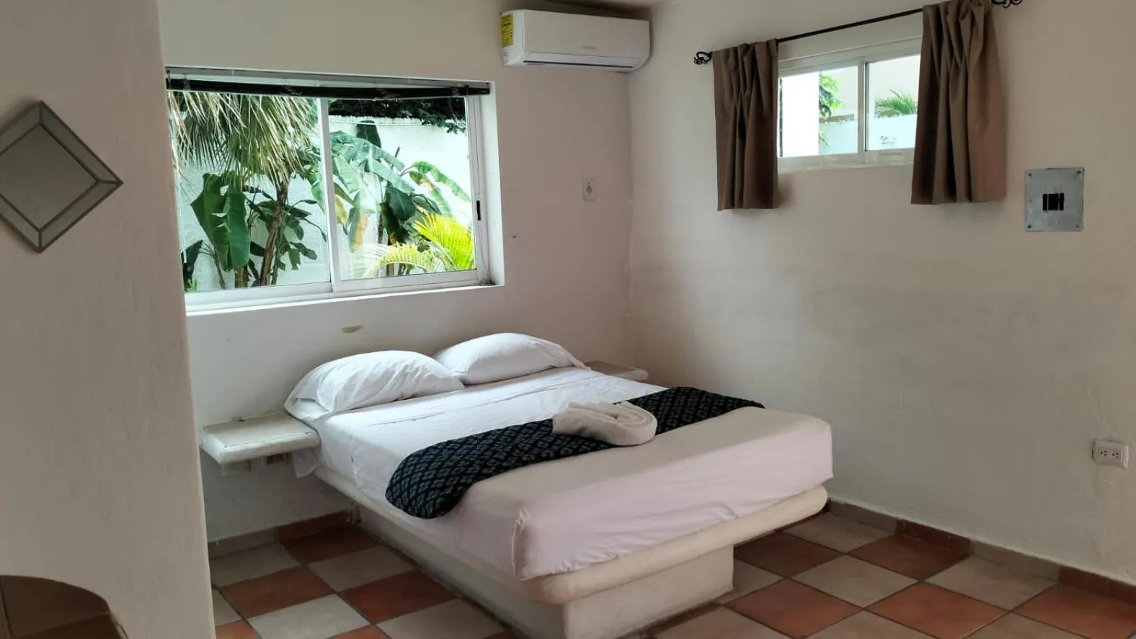 Bed in Hotel Dos Mundos, Isla Cozumel