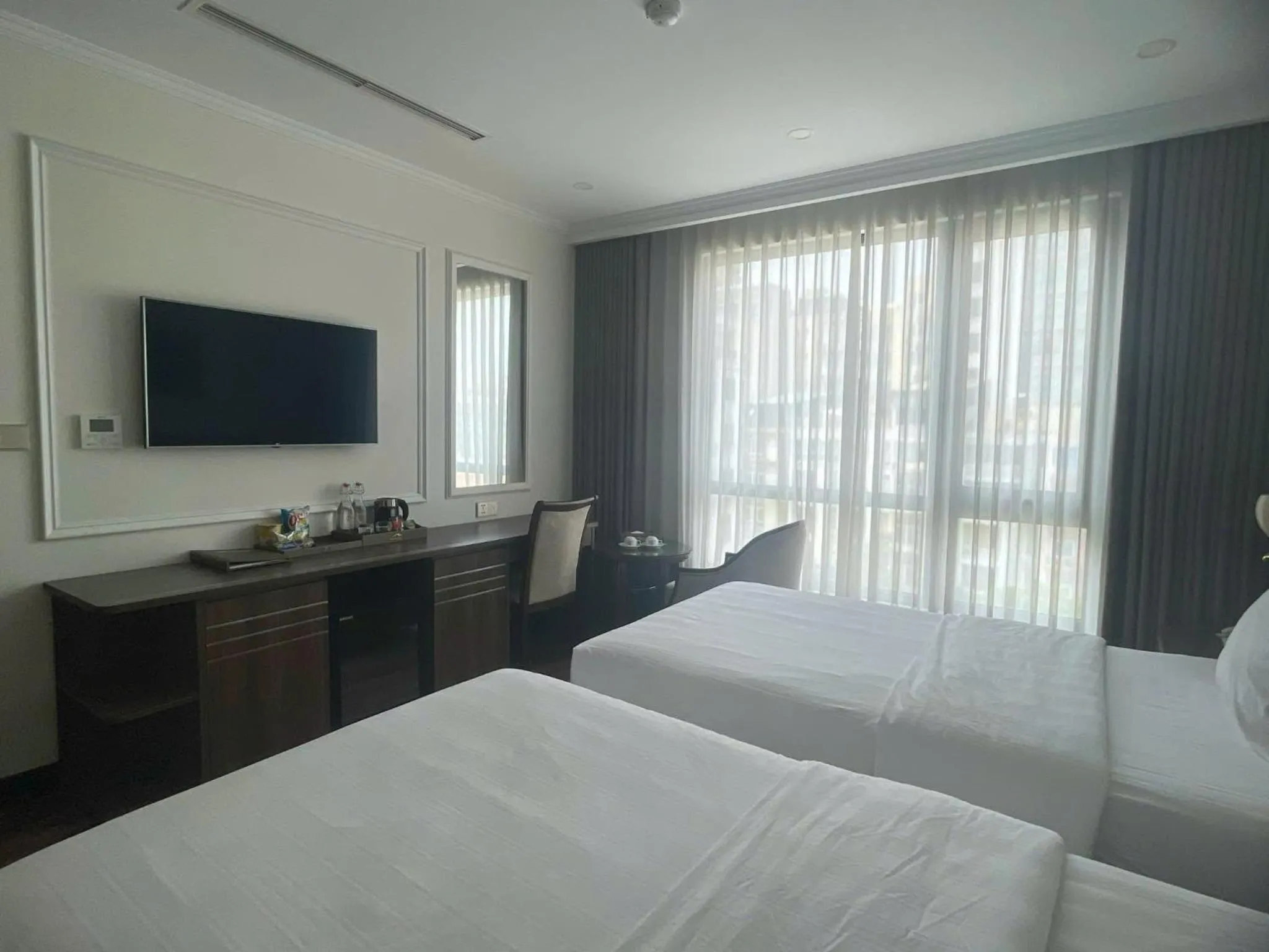 Photo of the whole room, Bed in Hillary Hanoi Hotel