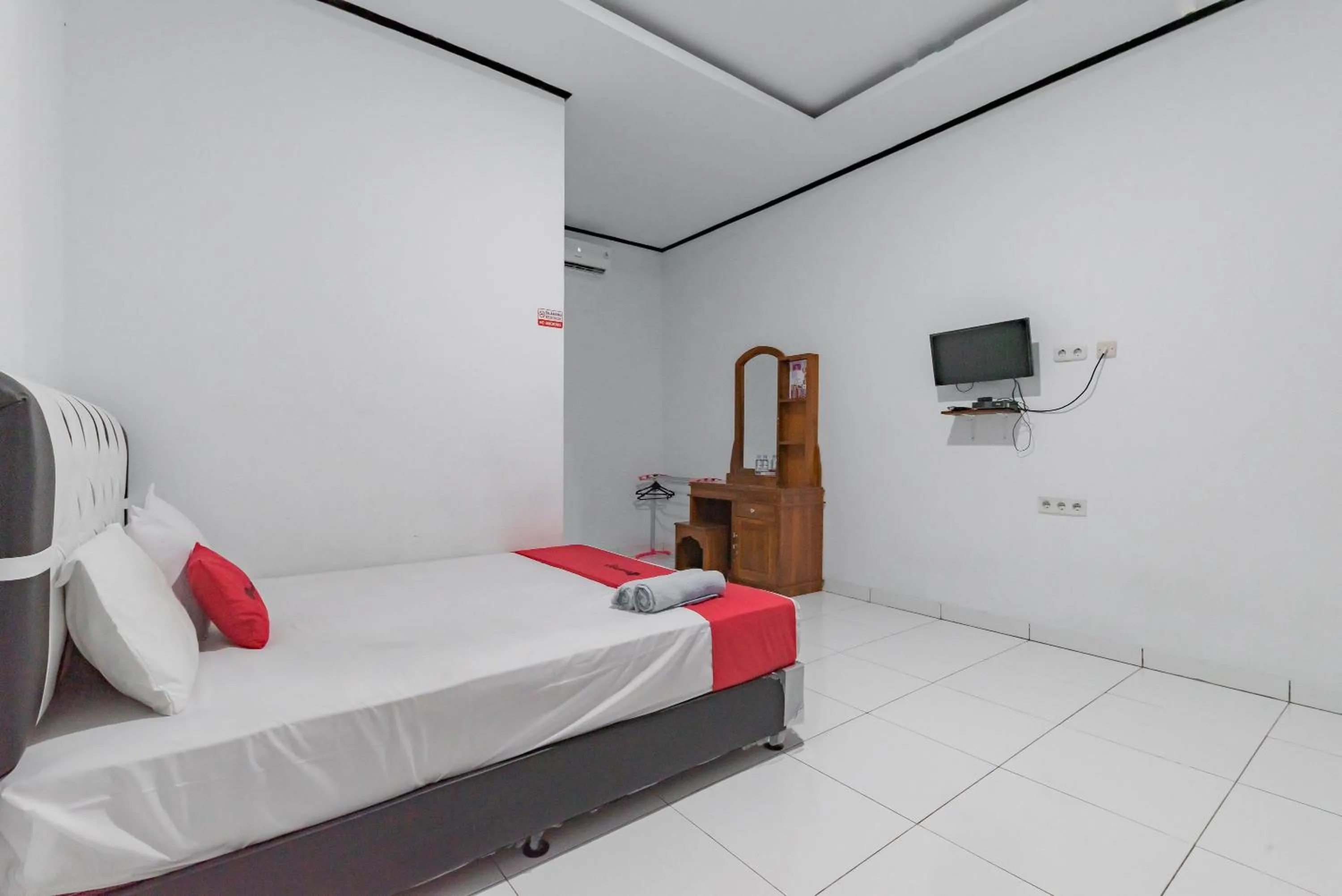 Bed in RedDoorz @ Geopark Ciletuh Sukabumi