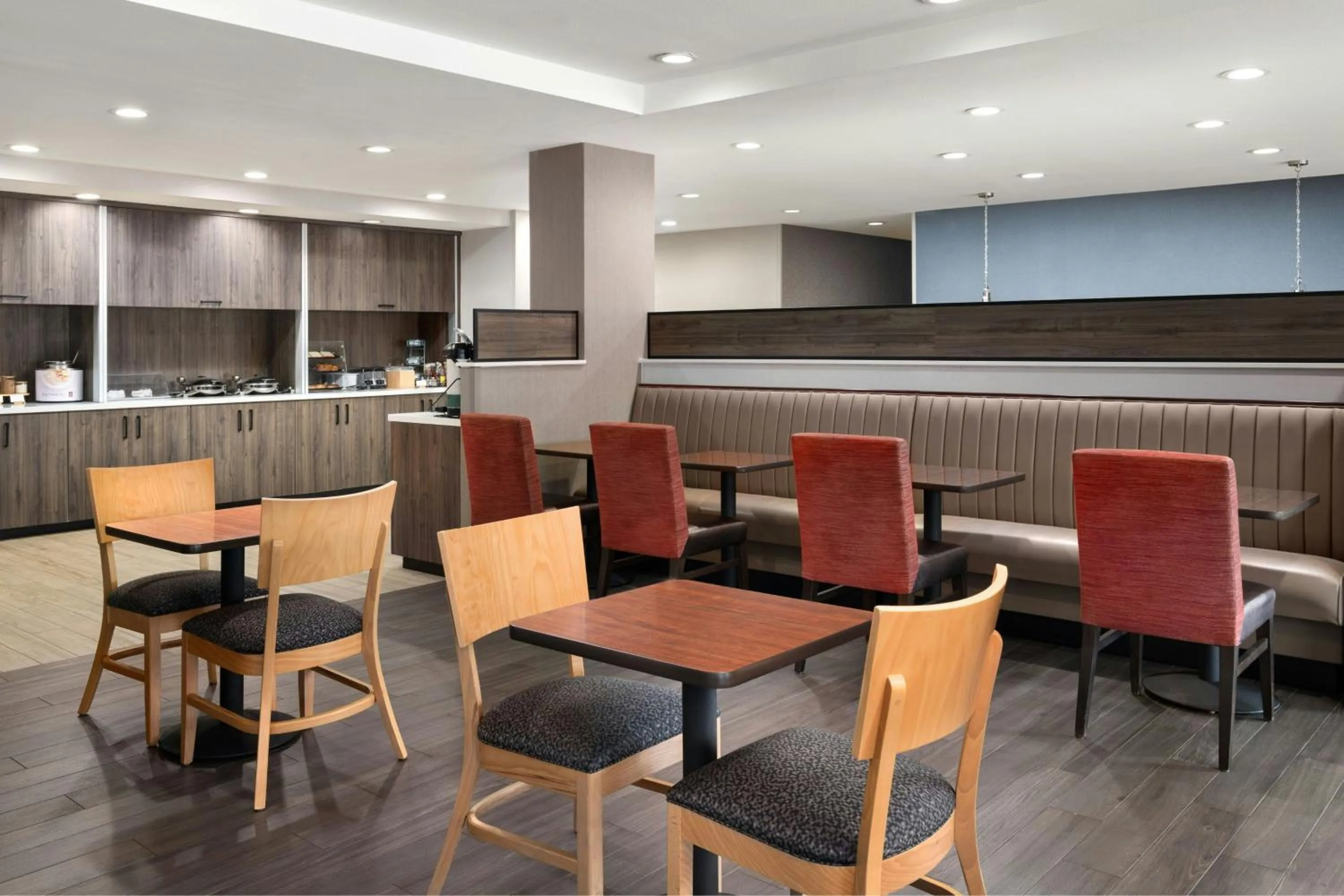 Breakfast in TownePlace Suites by Marriott Houston Hobby Airport