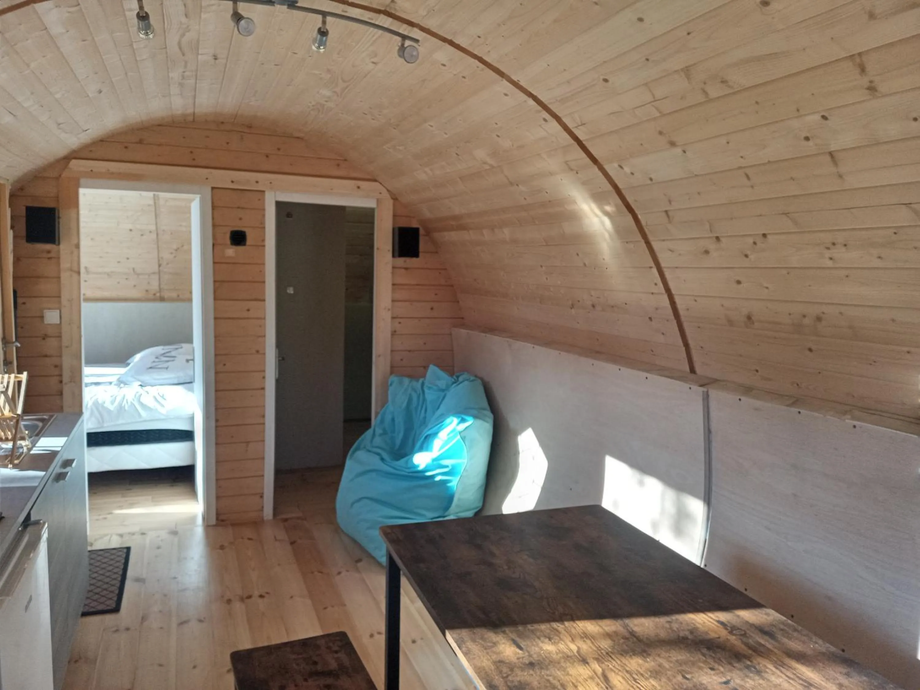 Living room, Bed in les insolites du villaret