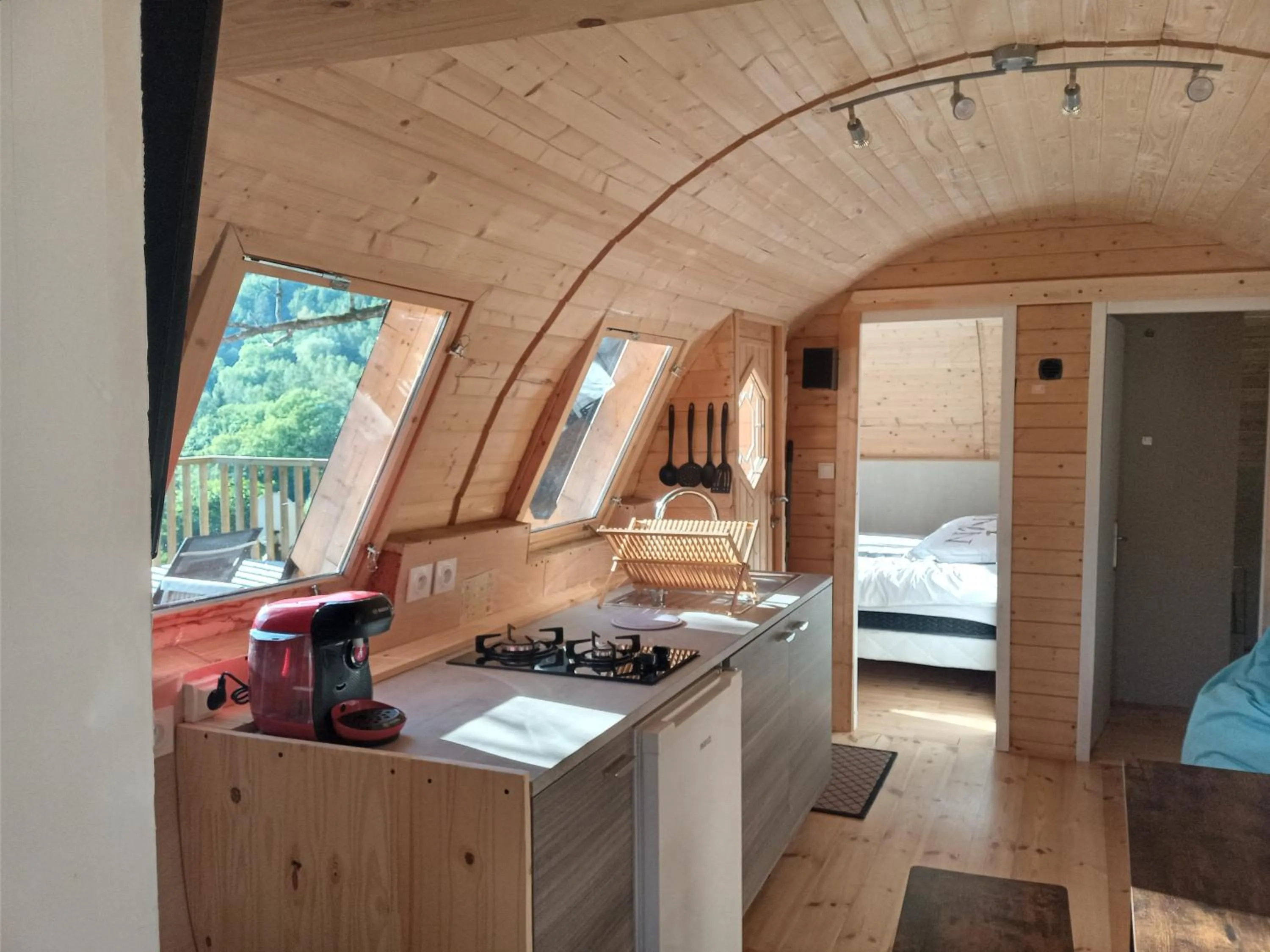 Kitchen or kitchenette, Bed in les insolites du villaret