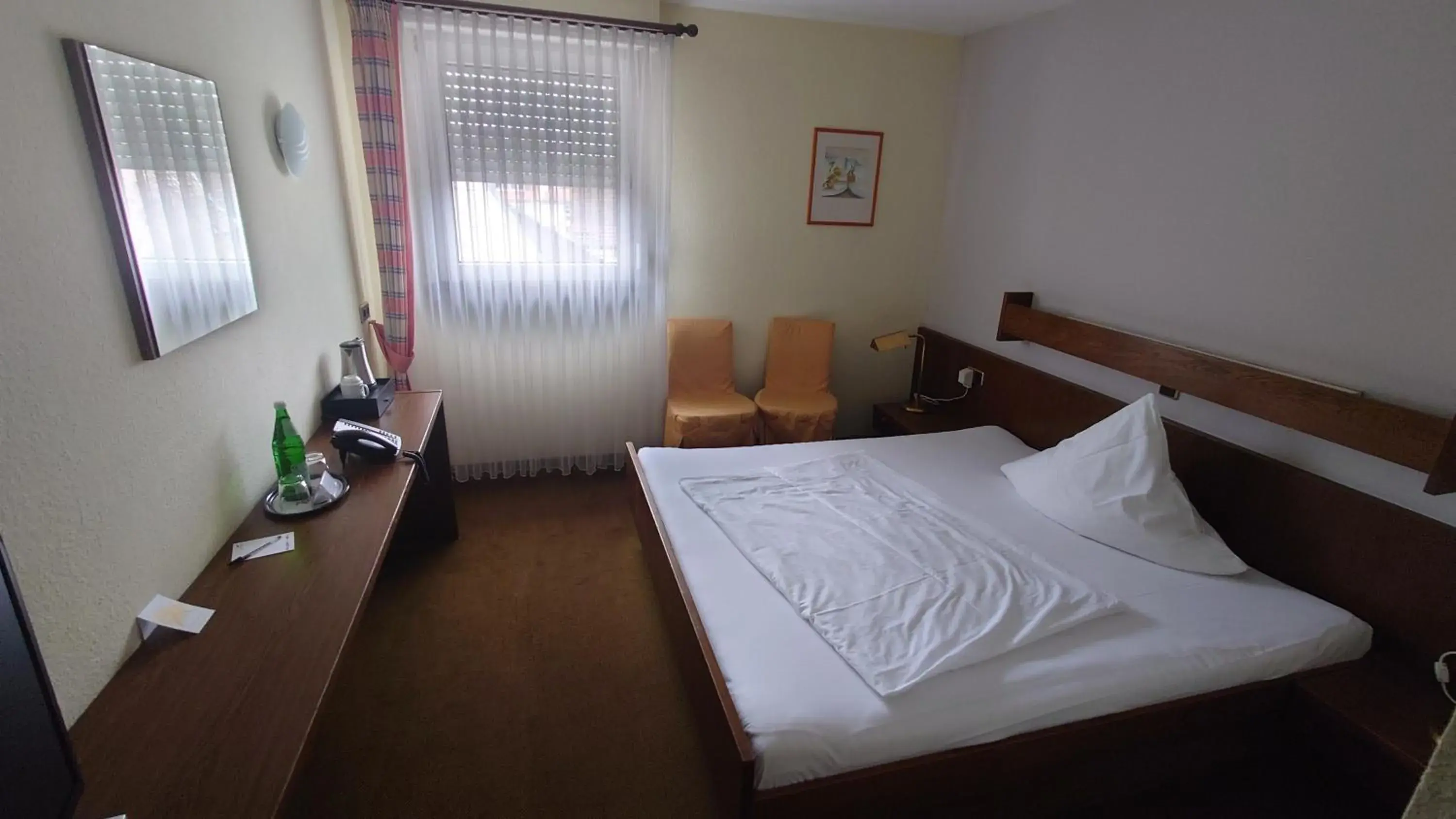 Budget Double Room in Hotel Löwen-Seckenheim Budget Double Room in Hotel Löwen-Seckenheim