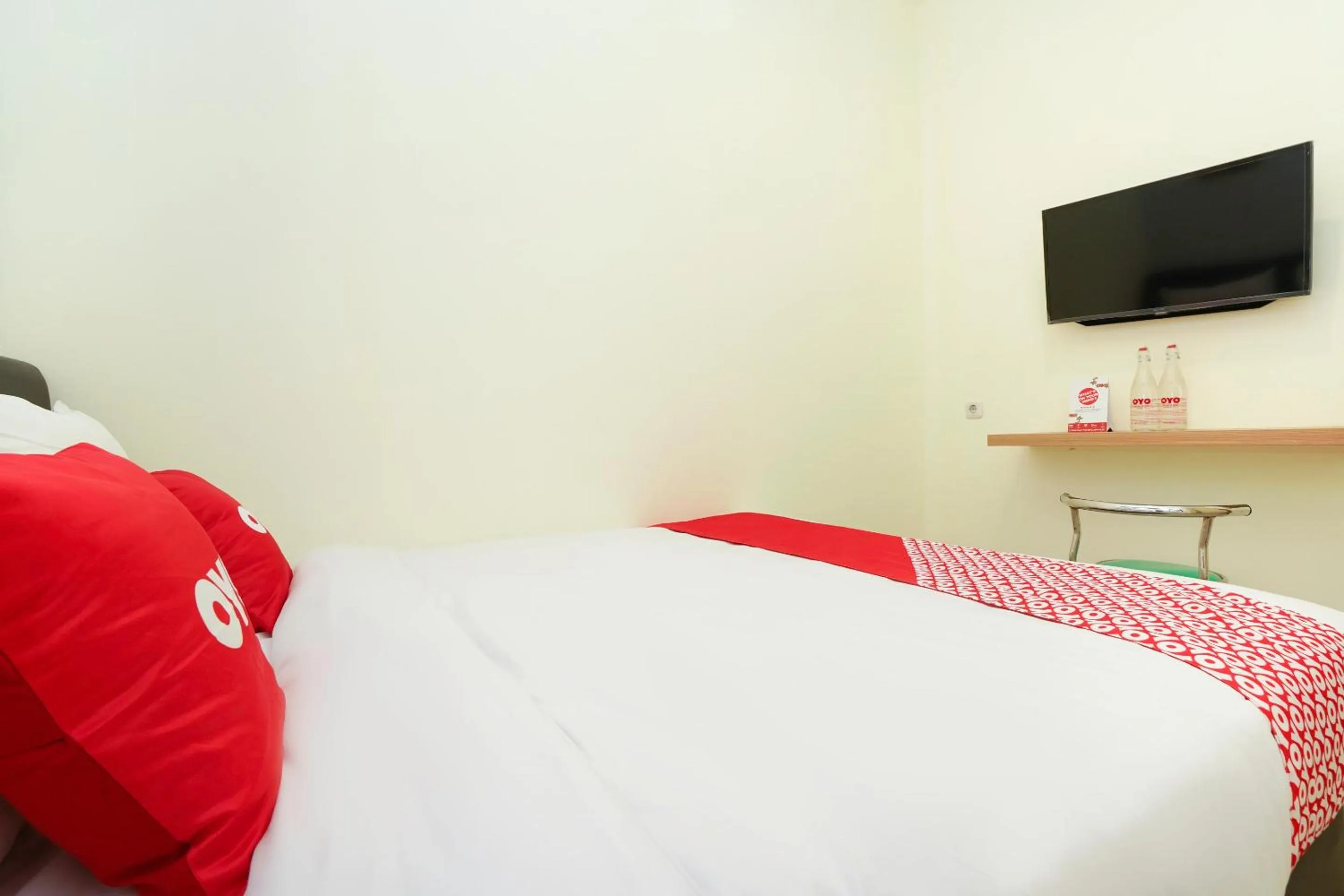 Bedroom, Bed in Flagship 3688 Pot Art