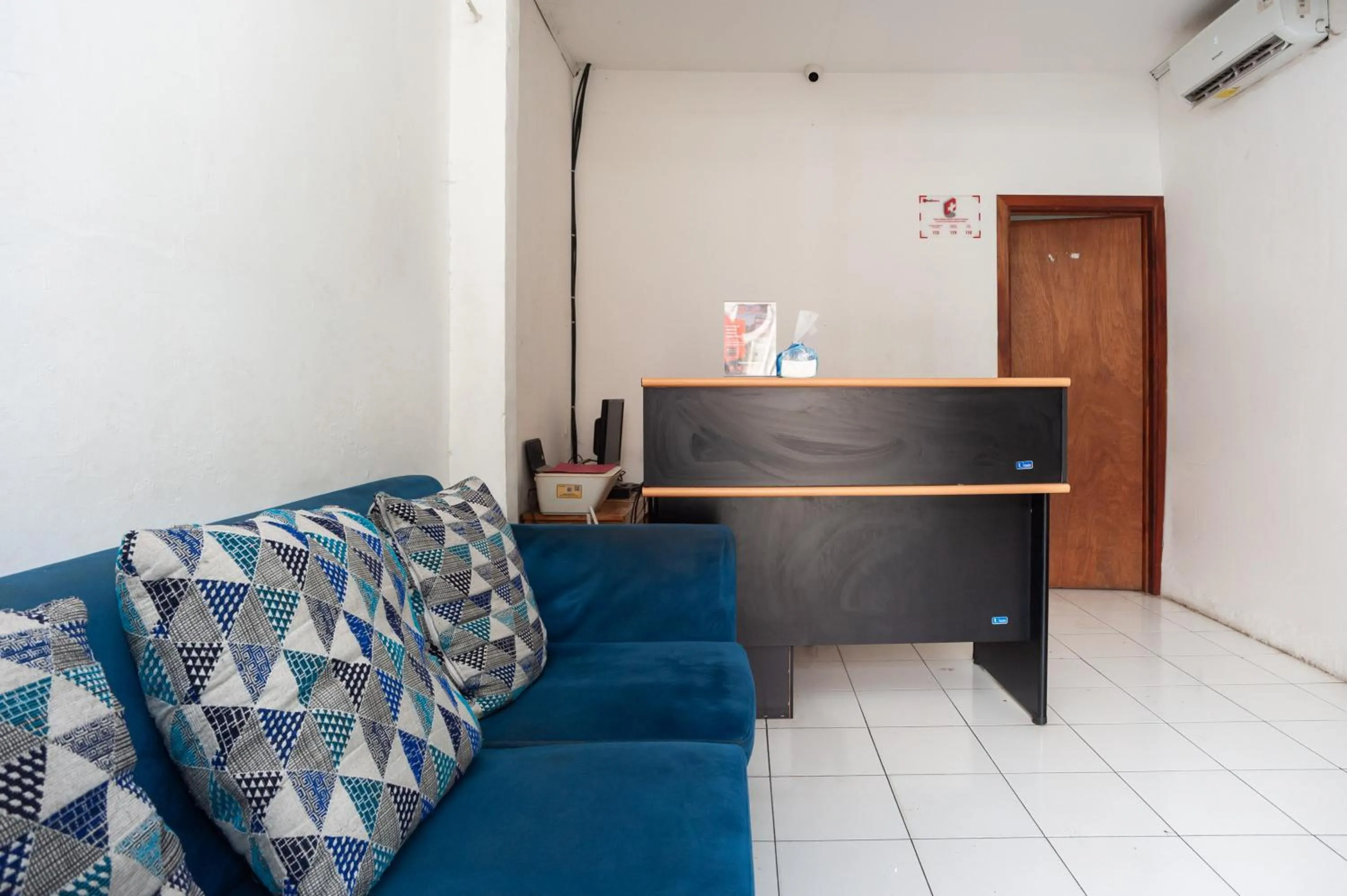 Lobby or reception in RedDoorz Syariah Plus near Jatiwarna Toll Gate