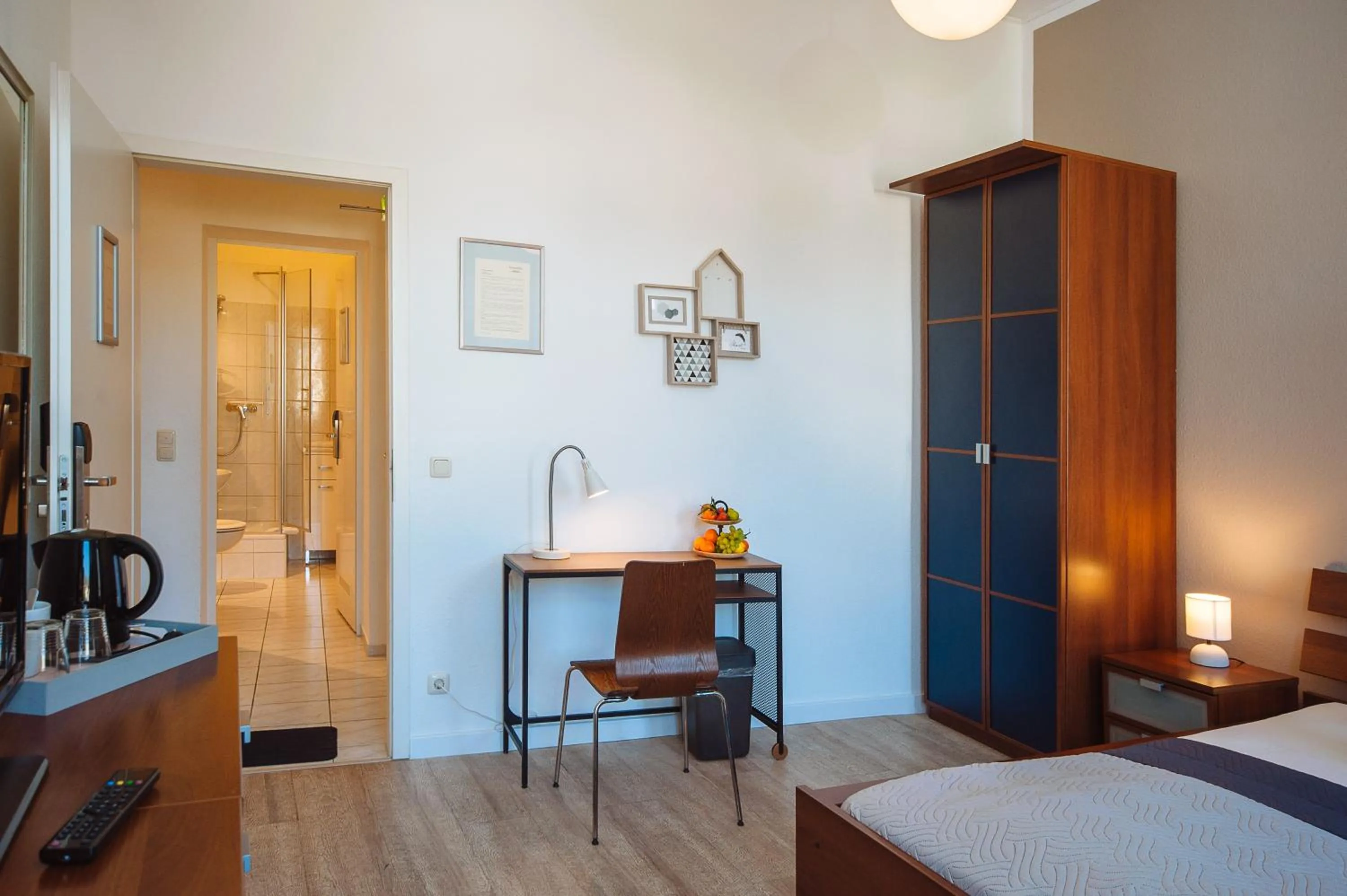 Shower, Bed in Apartmenthaus Kaiser Friedrich