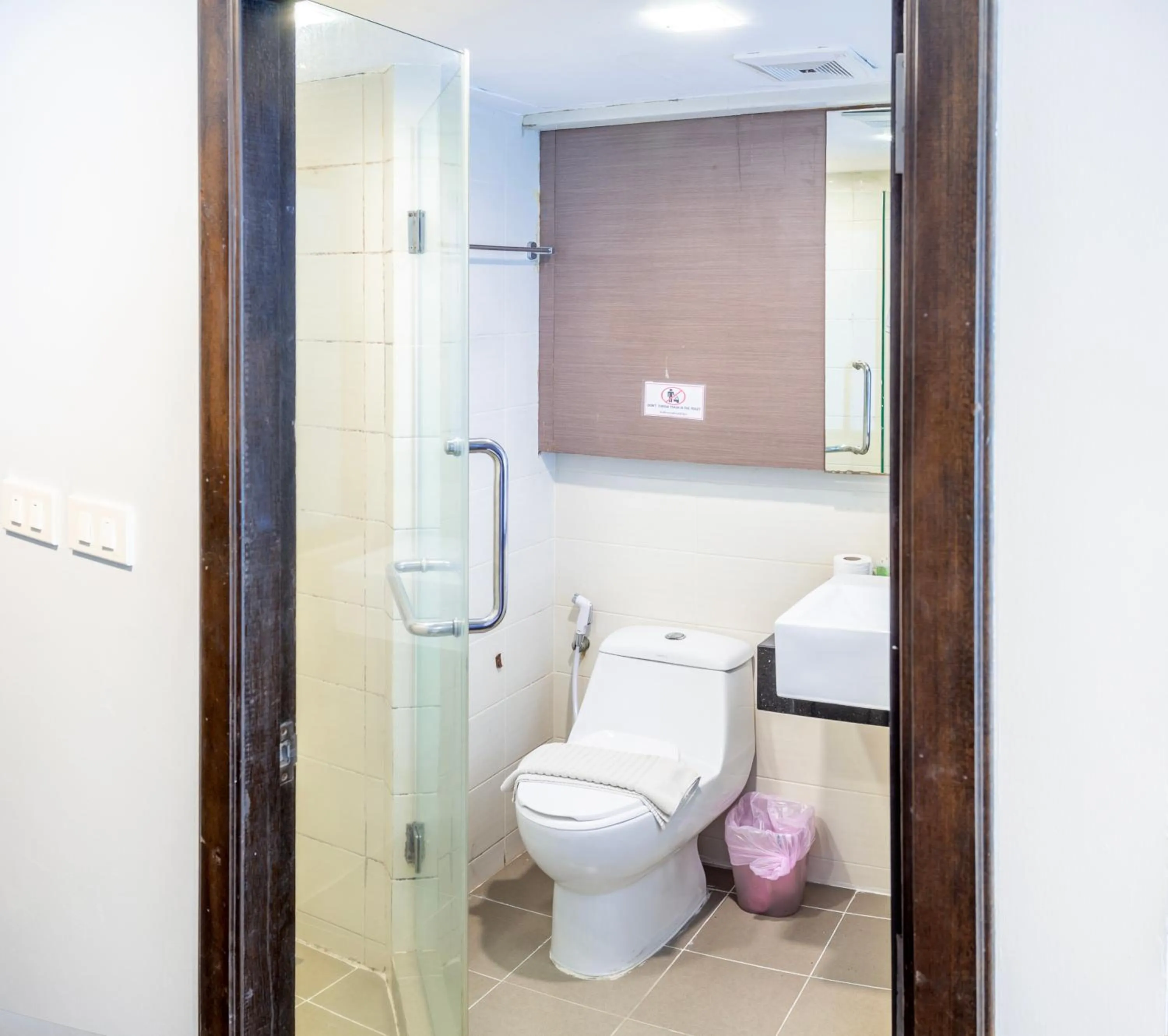 Toilet in Scandia Beach Hotel