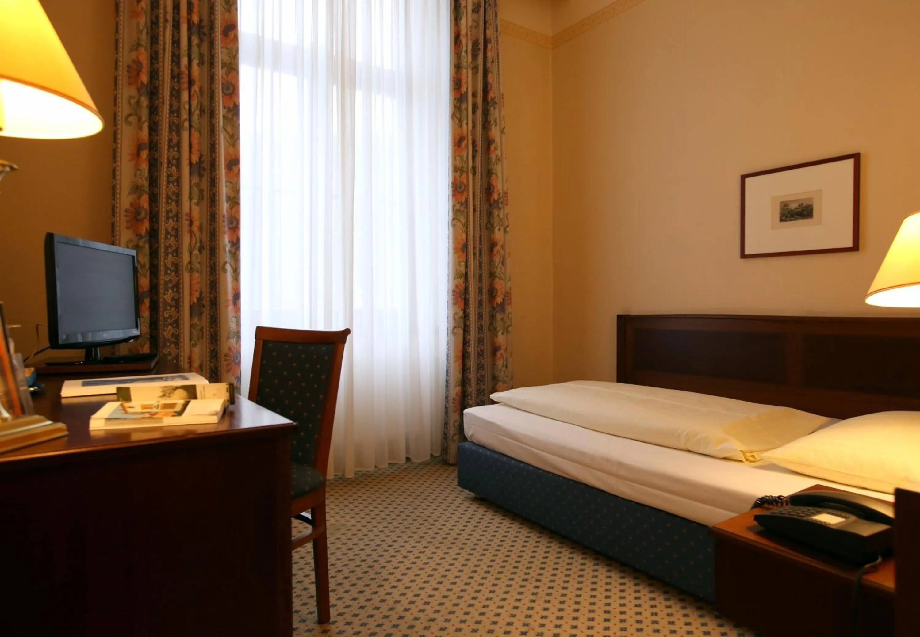 Bed in Romantik Hotel Tuchmacher