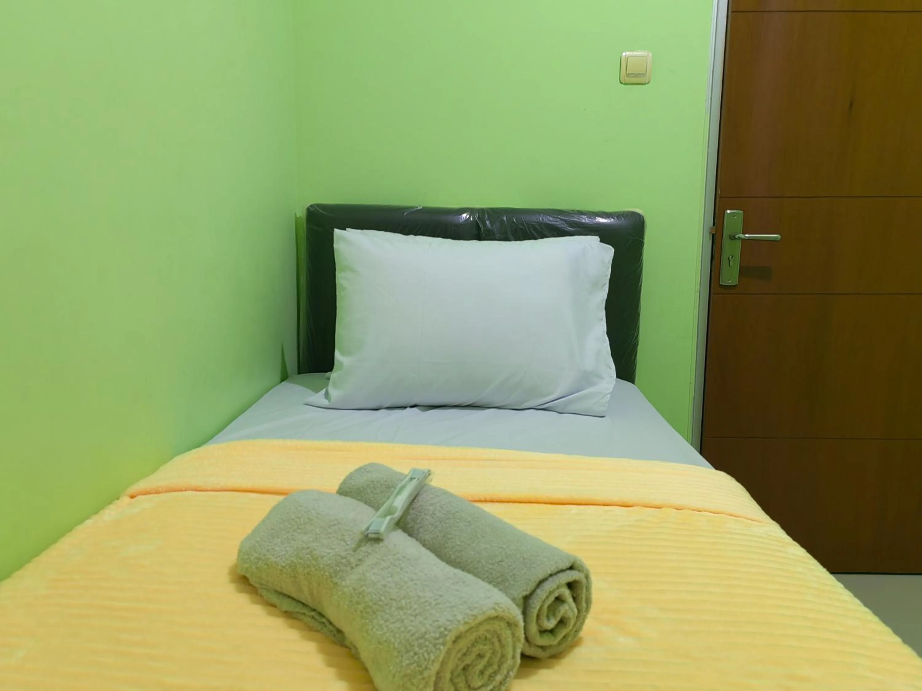 Bedroom, Bed in Cibubur Village By Arsakha Property Management