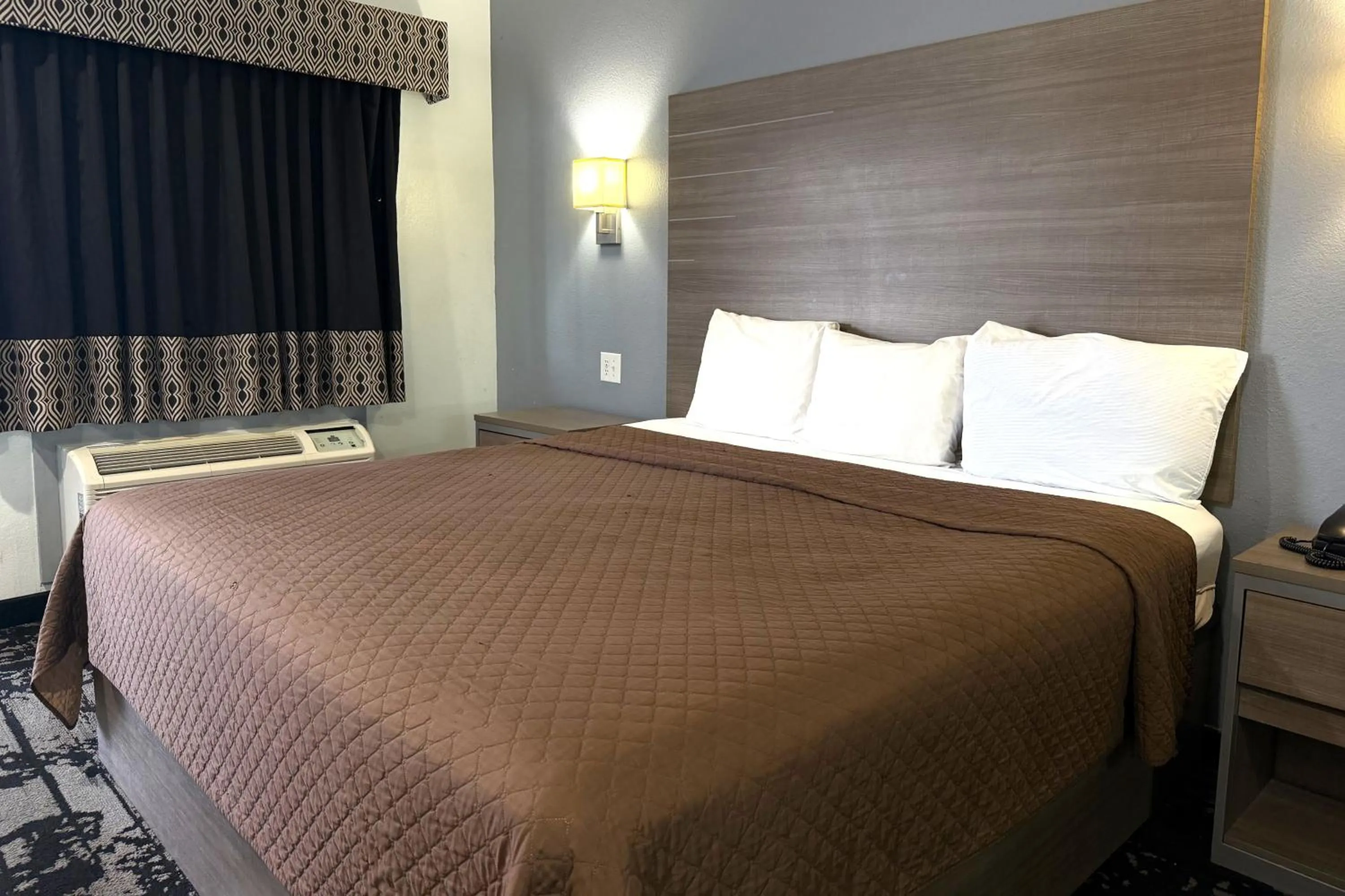 Bedroom, Bed in Hotel Royale IAH Airport North Houston I-45