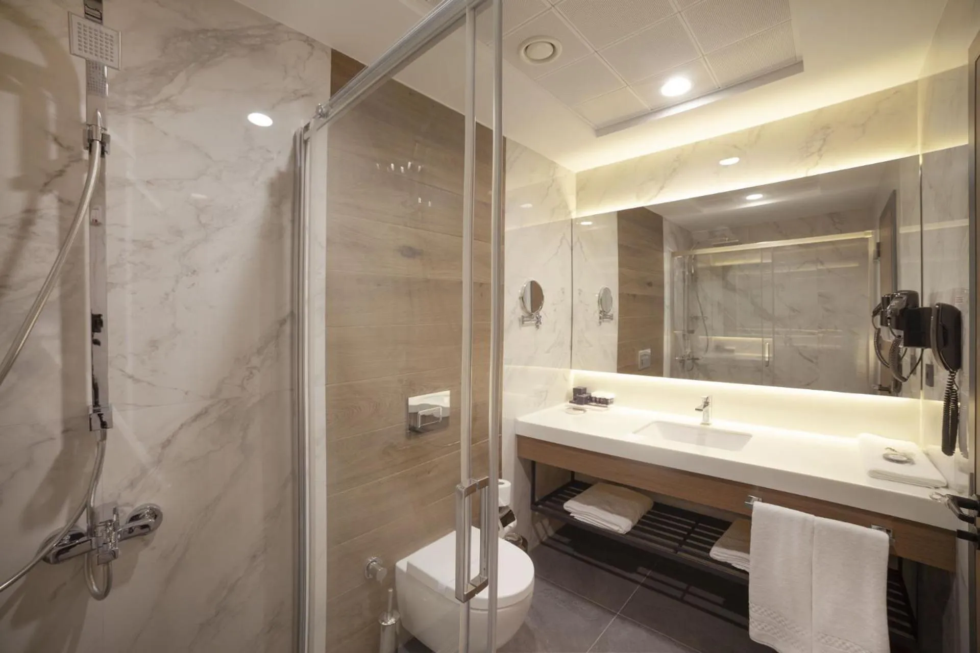 Shower in GRANBELLAHOTEL