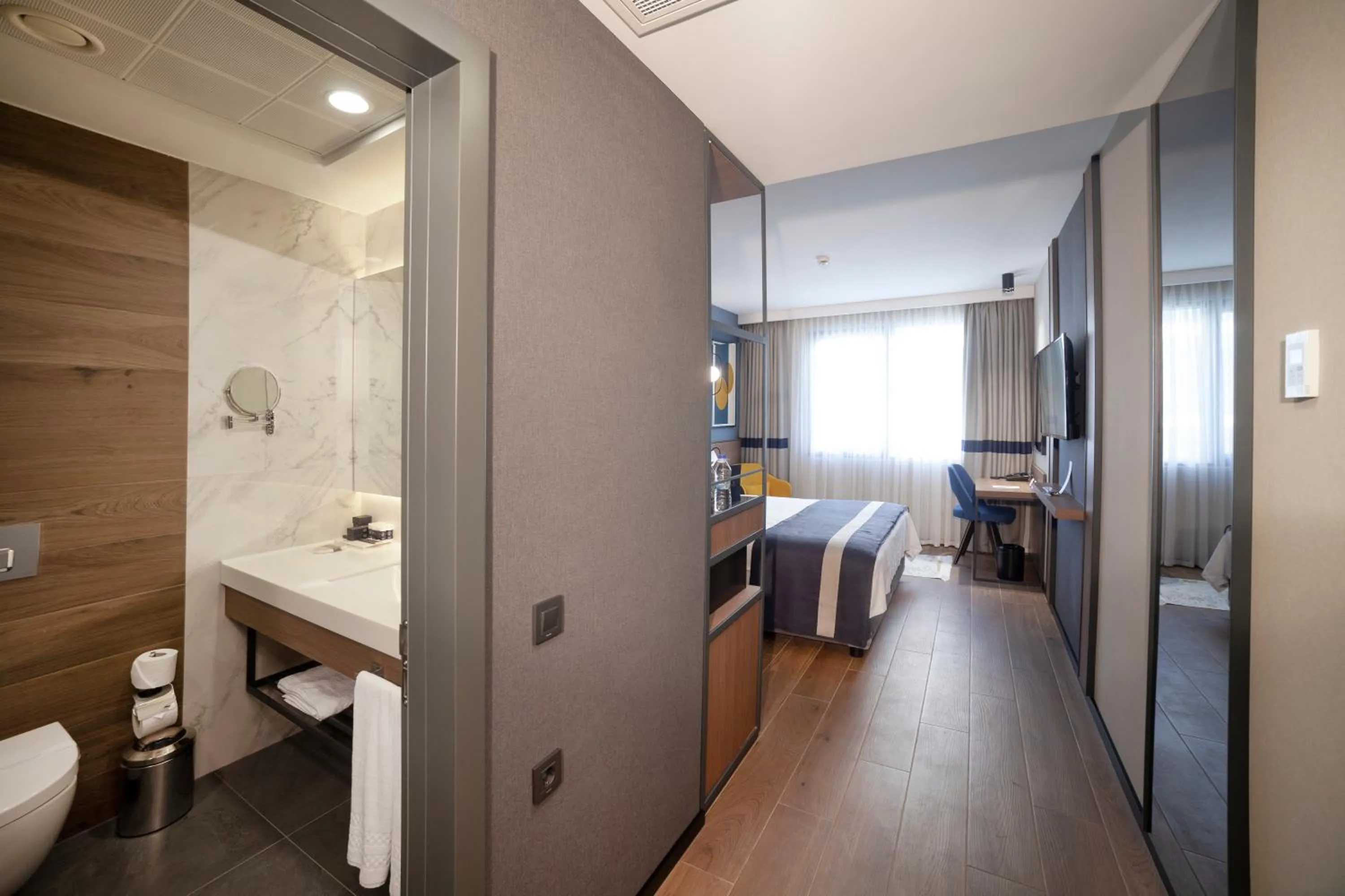 Toilet, Bed in GRANBELLAHOTEL